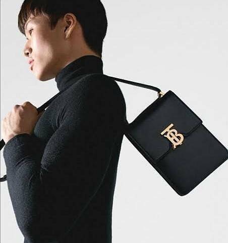 พรีเมี่ยมกิ๊ฟแท้ 100% 】BURBERRY FRAGRANCES CROSSBODY BAG VIP GIFT WITH PURCHASE (GWP) กระเป๋าสะพายพรีเมี่ยมกิ๊ฟ Limited Edition จากน้ำหอม BURBERRY DUTY FREE วัสดุ Canvas Cotton & Leather ทรงเหลี่ยมแนวตั้งดีไซน์สวยหรูอยู่ทรงมีโลโก้แบรนด์ด้านหน้า เปิดปิดด้ว