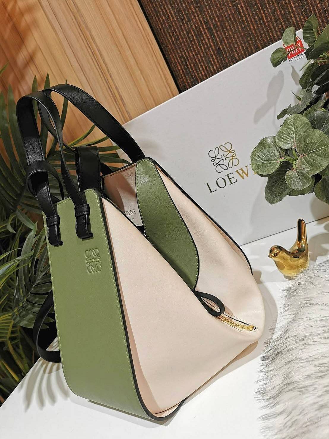 LOEWE HANDLE & SHOULDER BAG GIFT WITH PURCHASE GWP พรีเมี่ยมกิ๊ฟ Limited จาก LOEWE PERFUME DUTYFREE รุ่น Rare items สุดๆวัสดุหนังแท้ Calfskin หนังสวยดีไซน์มีเอกลักษณ์ ใบใหญ่กำลังดี น้ำหนักเบา สามารถปรับได้หลายทรงไม่จำเจ ด้านข้างมีซิปปรับขยายได้ ภายในโล่งก