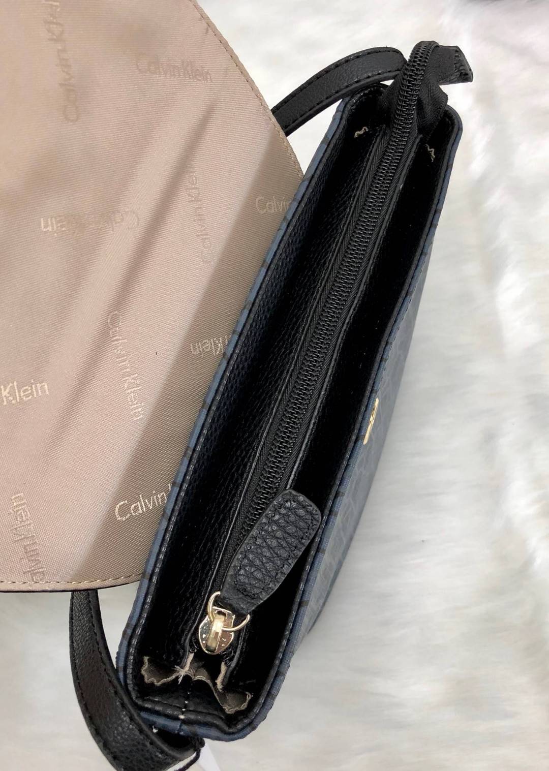 CALVIN KLEIN CROSSBODY BAG กระเป๋าสะพาย cross body วัสดุหนังผสมสัมผัสนิ่ม ขนาดกระทัดรัด ตัวกระเป๋าลายแบรนด์ทั้งใบ ฝาปิดมีโลโก้แบรนด์ เปิดออกมามีซิปปิดปากกระเป๋า ภายในโล่ง สามารถใส่ กปต.ใบขนาดปกติได้ มือถือได้ทุกรุ่น มีช่องเล็กให้ใส่ของจุกจิก พร้อมสายสะพาย