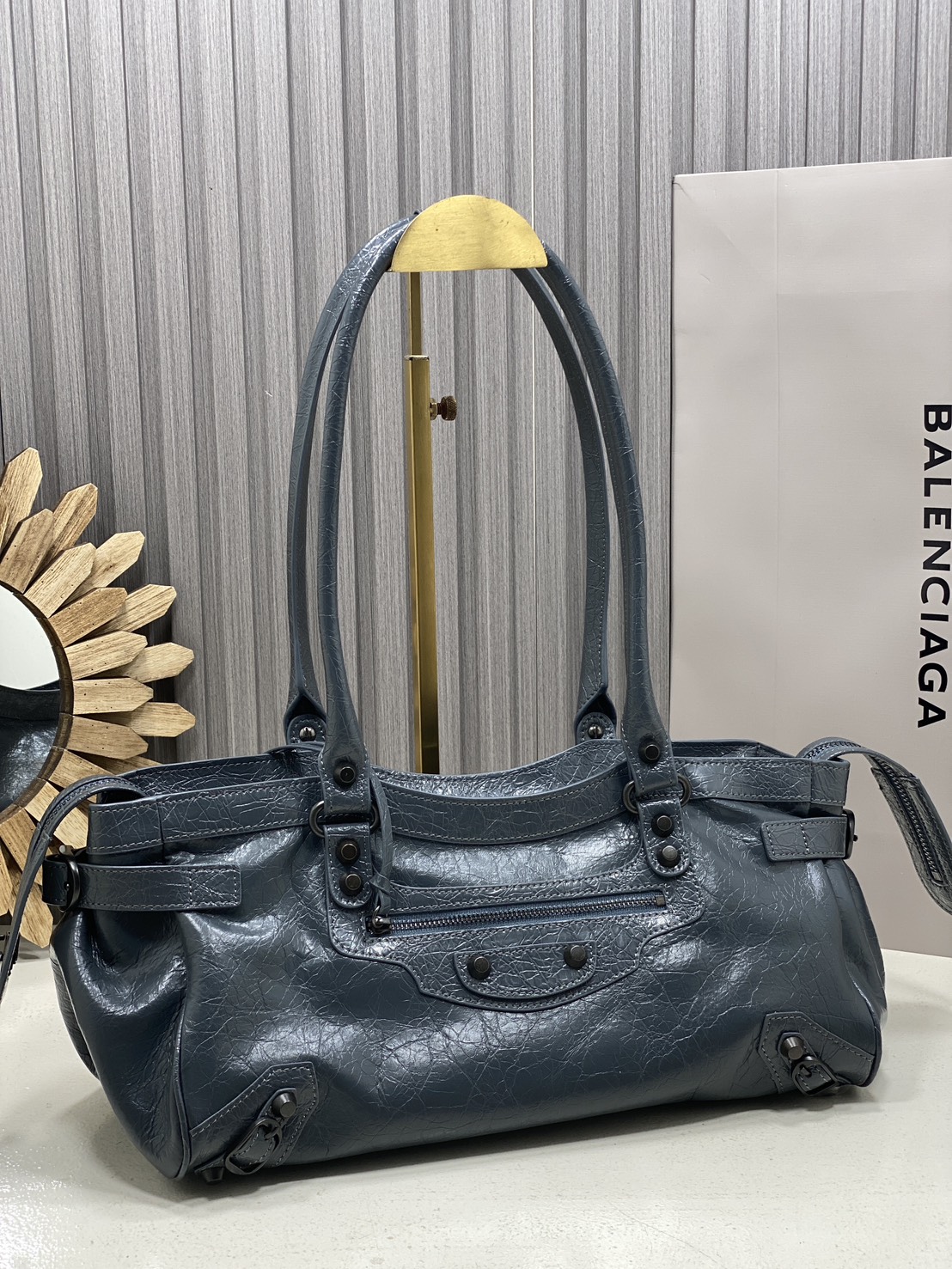 ORI หนังแท้ | Balenciaga Le City Bag East-west Bag กระเป๋าถือ/สะพายข้างทรงยาวดีไซน์โดดเด่นสวยเท่ล้ำสมัย ที่สุดแห่งความไอคอนิกไม่เหมือนใคร มีกิมมิคและลูกเล่นแพรวพราว