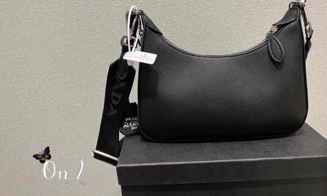 Prada Re-Edition 2005 Saffiano leather bag / PRADA COLLECTION SS22 🔥 HOTS ITEM มาเเรงสุดตอนนี้ น่ารักมากๆ สีพาสเทล สีสายฝอ มาแบบจัดเต็มมาก ถือเกร๋ๆคาเฟ่ต้องลงเเล้วล่ะเเม่ หรูหราเลยค่า ปังสุดดด