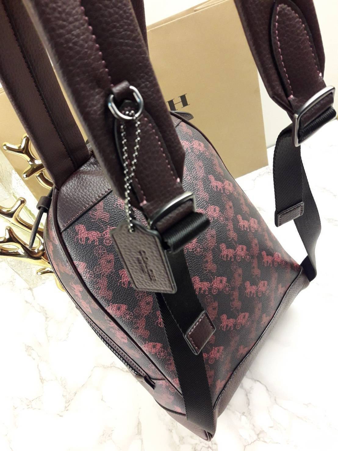 OUTLET 】COACH Barrow Backpack With Horse And Carriage Print And Hearts Oxblood (F79024) โดดเด่น ไม่จำเจ แถมใช้ดีไปอีก< 🌹สวยโดดเด่นอย่างลงตัว💃💃พลาดแล้ว พลาดเลยจ้ารอบนี้ // เป้รุ่นใหม่ canvas ผสมหนังแท้คุณภาพดี หนังนิ่มมือมากๆ ขนา