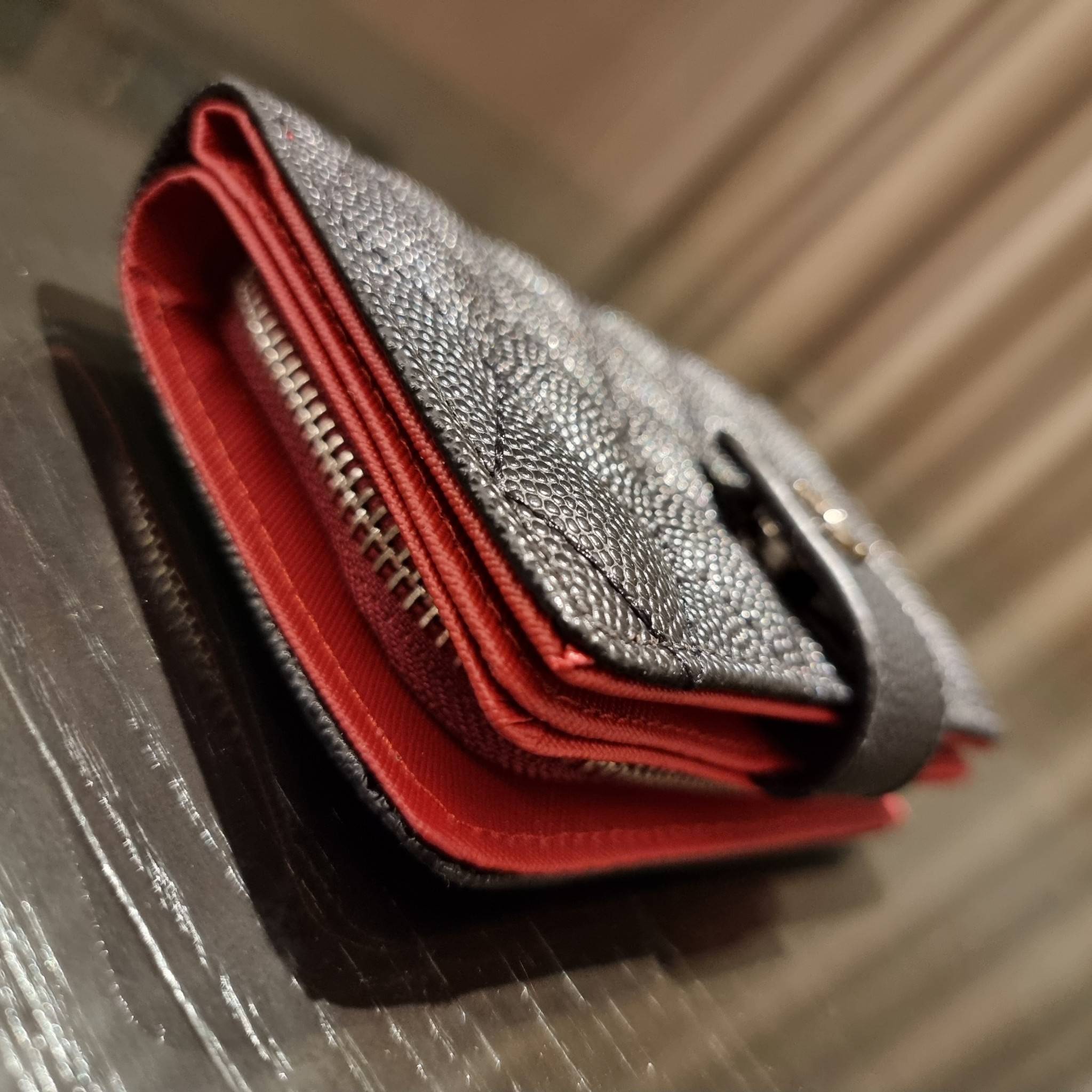 VIP 】หรูสุด ไม่ต้องพูดเยอะ!! HOT ITEM!! กระเป๋าสตางค์ใบกลางขนาดเหมาะมือ ดีไซน์ลุคผู้ดี สวยคลาสสิคจาก Chanel premium for gift วัสดุหนังลายคาร์เวีย ใช้งานง่าย เปิด-ปิดด้วยกระดุมแม่เหล็ก และซิปรูดช่องสำหรับใส่เหรียญ สะดวกมากๆ ภายในกระเป๋ามีช่องใส่บัตร ใส่ธนบ