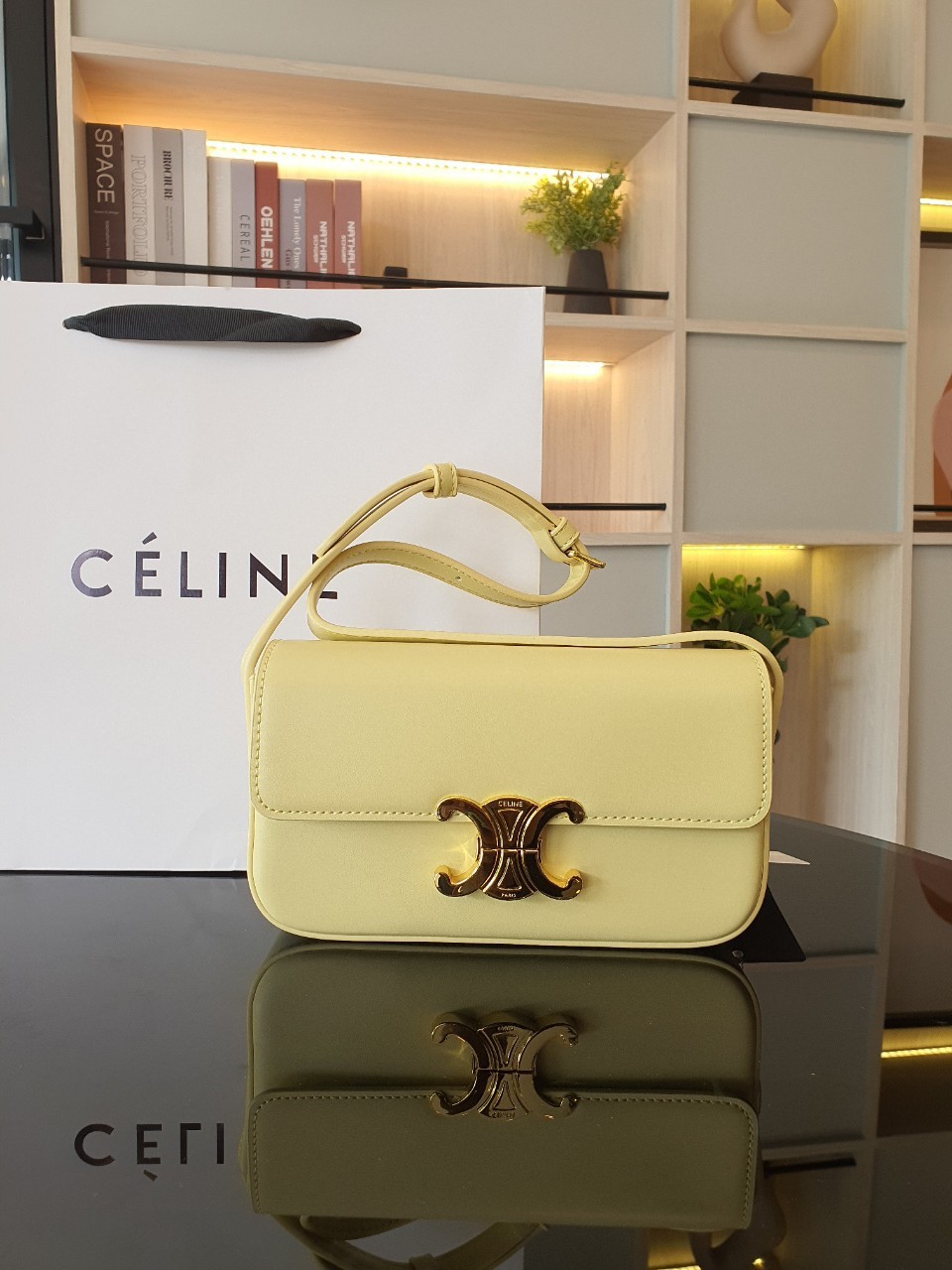 CELINE TRIOMPHE SHOULDER BAG งานหนังทั้งใบลายสวยหรู ด้านในเปิดด้วยด้วยที่บีบโลโก้อะไหล่ทอง จุของได้กำลังดี ใส่โทรศัพท์ กระเป๋าสตางค์ใบสั้น ของจุกจิกได้ เหมาะกับสาวๆในวันที่อยากสะพายชิลๆ ห้ามพลาดค่ะ!