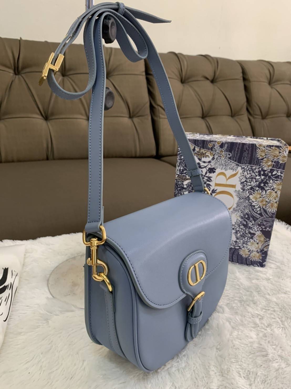 Dior Bobby Bag (GWP) พรีเมี่ยมกิ้ฟ Limited Edition วัสดุหนังแท้ Calfskin อะไหล่ทอง กระเป๋าหรูยอดฮิต ดีไซน์เป็นทรงโค้งเรียบหรูแบบโบฮีเมียนนิดๆ ด้านหน้าประดัลโลโก้ CD เด่นชัด ตอกย้ำความเป็นแบรนด์หรู Christian Dior แมทกับชุดได้ง่าย ใช้ได้ทุกวัน ทั้งสะพายไหล่