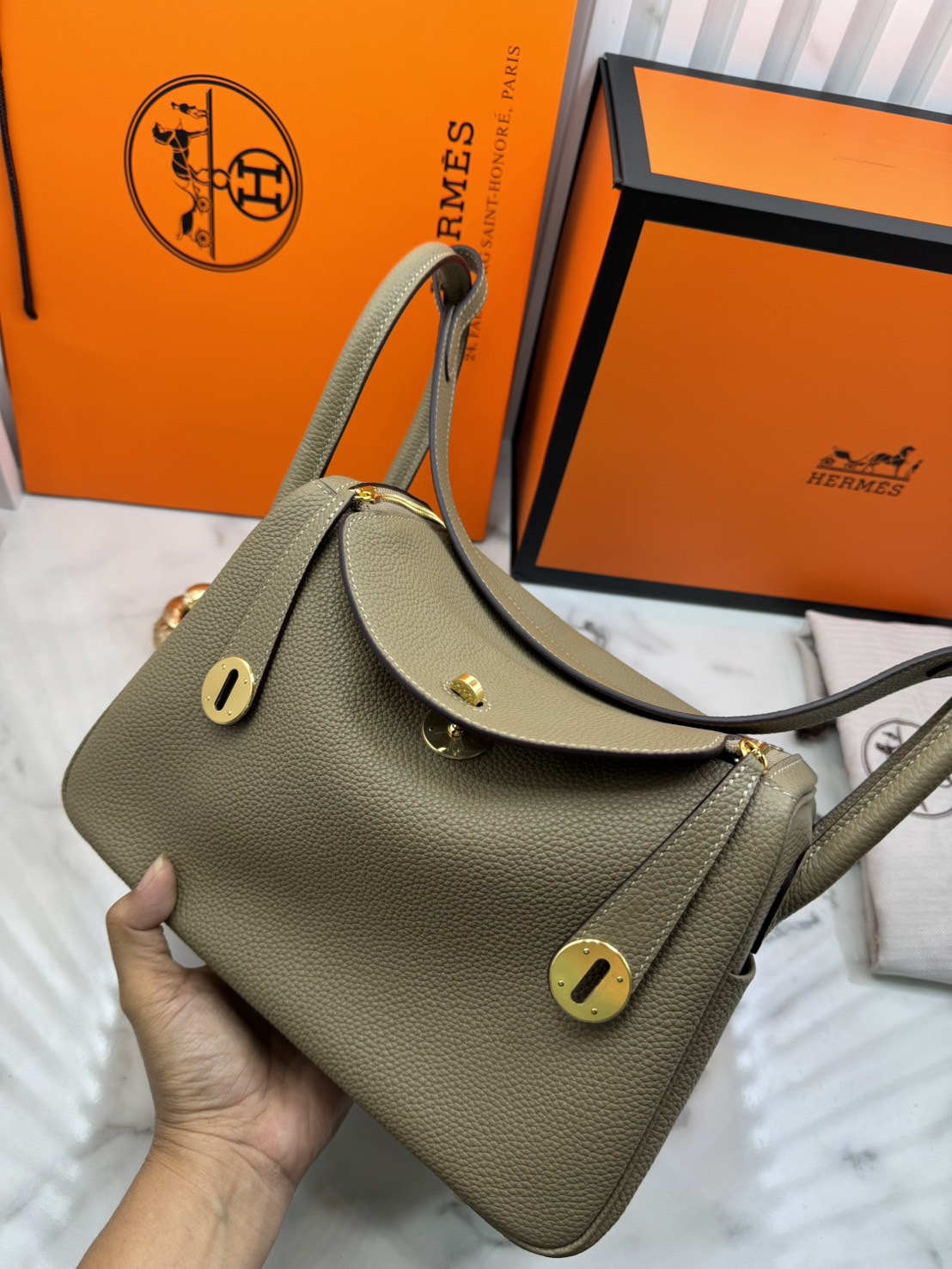 พร้อมส่ง 15 สี HERMES Lindy 26 bag กระเป๋าทรงโท้ทหนังสวยอย่างดี เอกลักษณ์ของความเรียบหรูไฮคลาสอย่างสมบูรณ์แบบ เกรดออริ สลับแท้ งานสวยตามรูป ใช้งานต่างประเทศได้