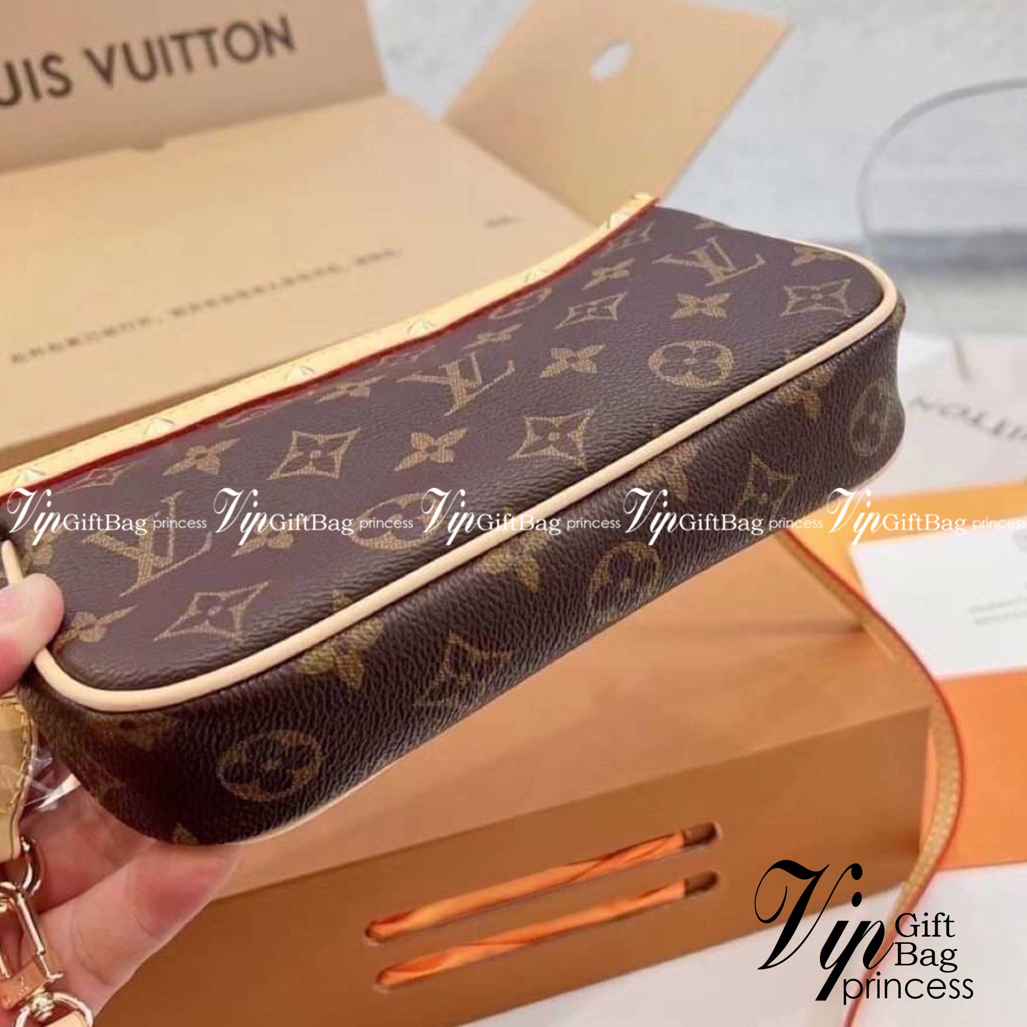 LV Pochette Accessoires Brown / LV MONOGRAM POCHETTE กระเป๋าสะพายทรงพอช สุดฮอต ดีงาม ดีไซน์คลาสสิควินเทจ ขนาดกำลังสวย ประหยัดพื้นที่ สายยาวถอดได้ เป็นไอเท็มที่เหมาะในทุกโอกาส สะพายปรับลุคได้หลายสไตล์ รับรองคุ้มค่าจริงๆจ้า ภาพถ่ายจากงานขายจริง ใช้งานต่างปร