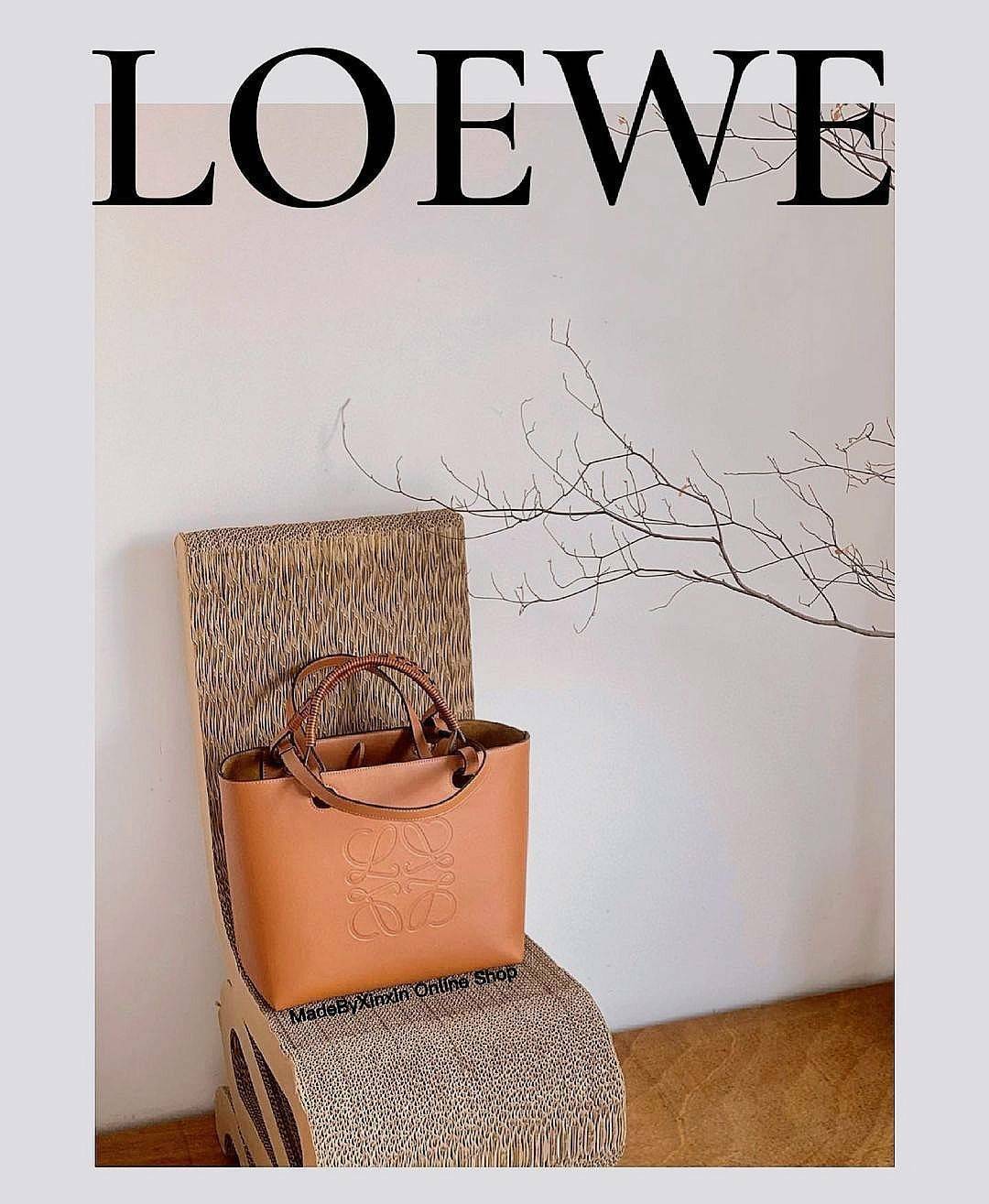 LOEWE HANDLE & SHOULDER BAG VIP GIFT WITH PURCHASE (GWP) กระเป๋าหนังแท้พรีเมี่ยมกิ๊ฟ Limited จาก LOEWE PERFUME DUTYFREE รุ่น Rare items สุดๆวัสดุหนังแท้ Lambskin แบบนิ่มเทคเจอร์สวยดีไซน์สุดหรูคงเอกลักษณ์แบรนด์ ภายในโล่งกว้าง ซับในหนังกลับ ใบใหญ่กำลังดีจุส