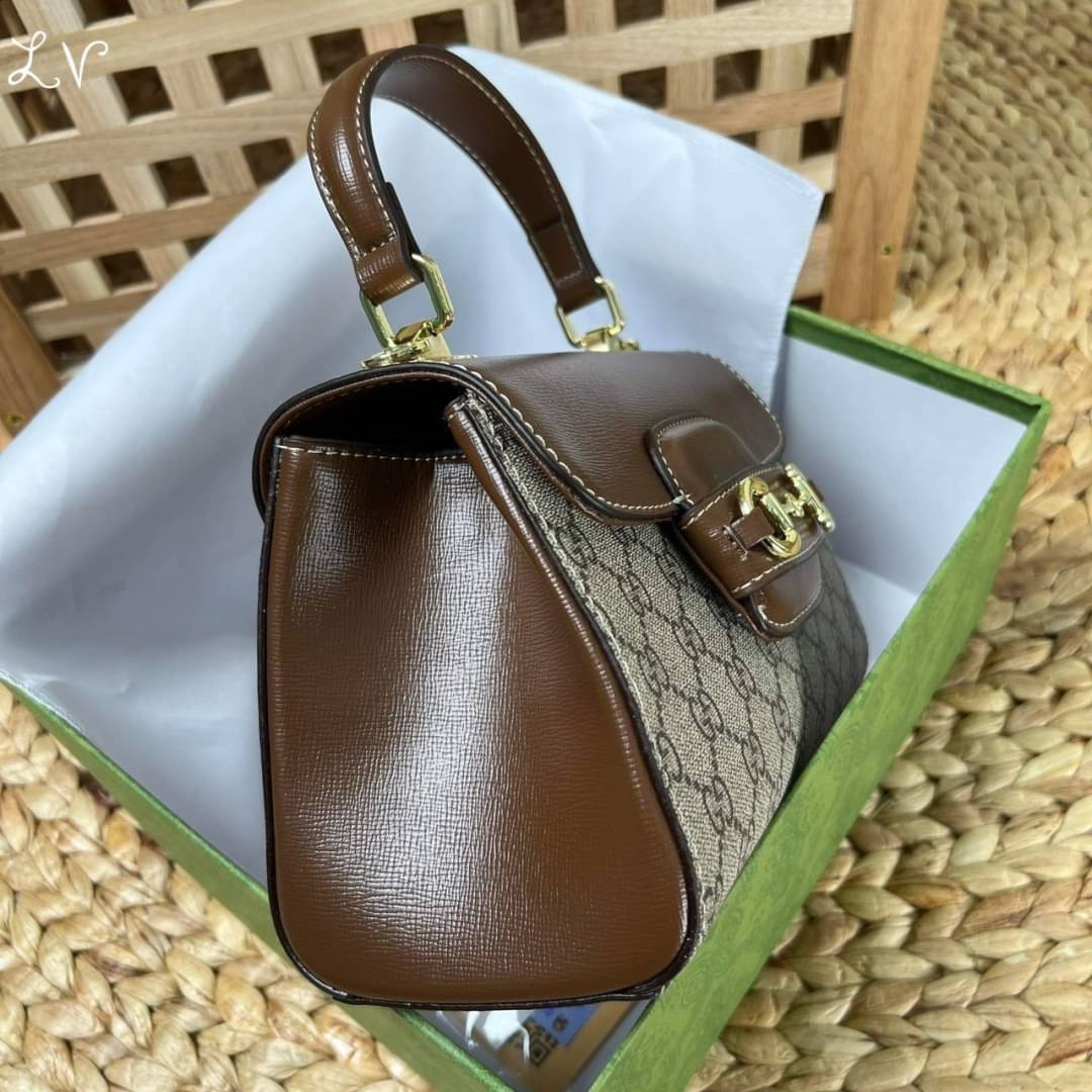 Gucci Horsebit 1955 mini bag / GG VINTAGE CROSSBODY BAG กระเป๋าสะพายข้าง สวยย้อนยุค ดีไซน์วินเทจแฝงความหรู เปิด-ปิดด้วยกระดุมแม่เหล็ก ภายในโล่งกว้าง แบ่งสัดส่วนไว้อย่างดี สายสะพายมีให้ 2 ถึงแบบ สลับใช้ได้ไม่มีเบื่อ แถมยังมีหูจับในตัว เข้าได้กับทุกลุค แมทช