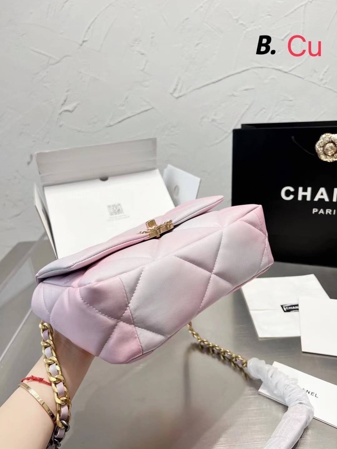 CHANEL 19 FLAP BAG กระเป๋าสะพายทรงคลาสสิค โทนสีหวานละมุน หนังนิ่ม เงาขึ้นรูปสวย ดีไซต์สายสะพายโซ่สองสีสลับหนัง ตกแต่งโลโก้แบรนด์ที่ด้านหน้าอะไหล่สีทอง สวยหรูมาแต่ไกล ด้านหลังมีช่องสำหรับเก็บของหนึ่งช่อง สามารถสะพายออกงานได้หลายโอกาส สวยงามไม่ผิดหวังค่ะ