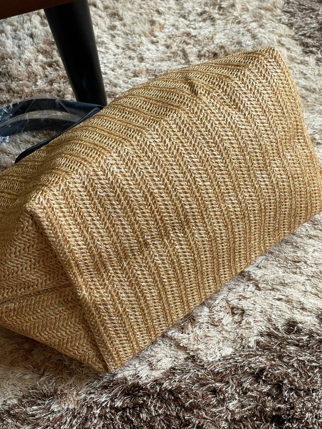 LONGCHAMP LE PLIAGE COLLECTION PAILLE TOP HANDLE BAG มี 3 ขนาด XS/S/M กระเป๋าถือหรือสะพาย งานสาน raffia ปากกระเป๋าตัดด้วยหนังสีดำ ลุคช์สุดเท่ของเหล่า Celebrities กับกระเป๋าปิคนิกสุดฮิตจาก Longchamp อย่าง Le Pliage Paille (เลอ ปลิยาจ ไพล์) ถือเป็นกระเป๋าที