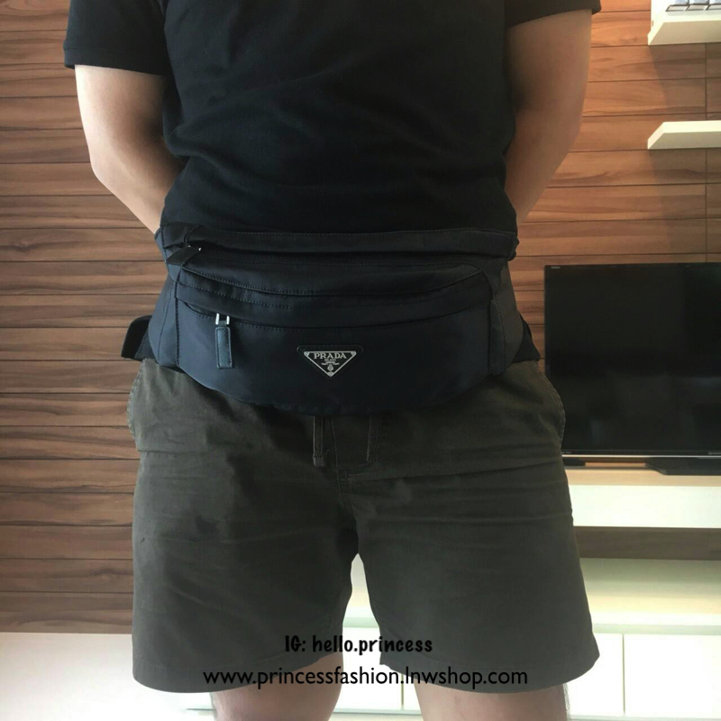 New Must Have Now อีกหนึ่งรุ่น Prada เหมาะกับท่านชาย เป็นอย่างยิ่ง กับกระเป๋าคาดอก / คาดเอว ทรงสวย จากงานพรีเมี่ยมกิ้ฟจากแบรนด์ PRADA ทรงฮิต วัสดุผ้า NYLON คุณภาพดี กันน้ำ100% ใส่ของได้หลากหลาย ตัวกระเป๋าอะไหล่สีเงิน ตัวล้อคปั้มจมแบรนด์สุดหรู ด้านมาพร้อมซ