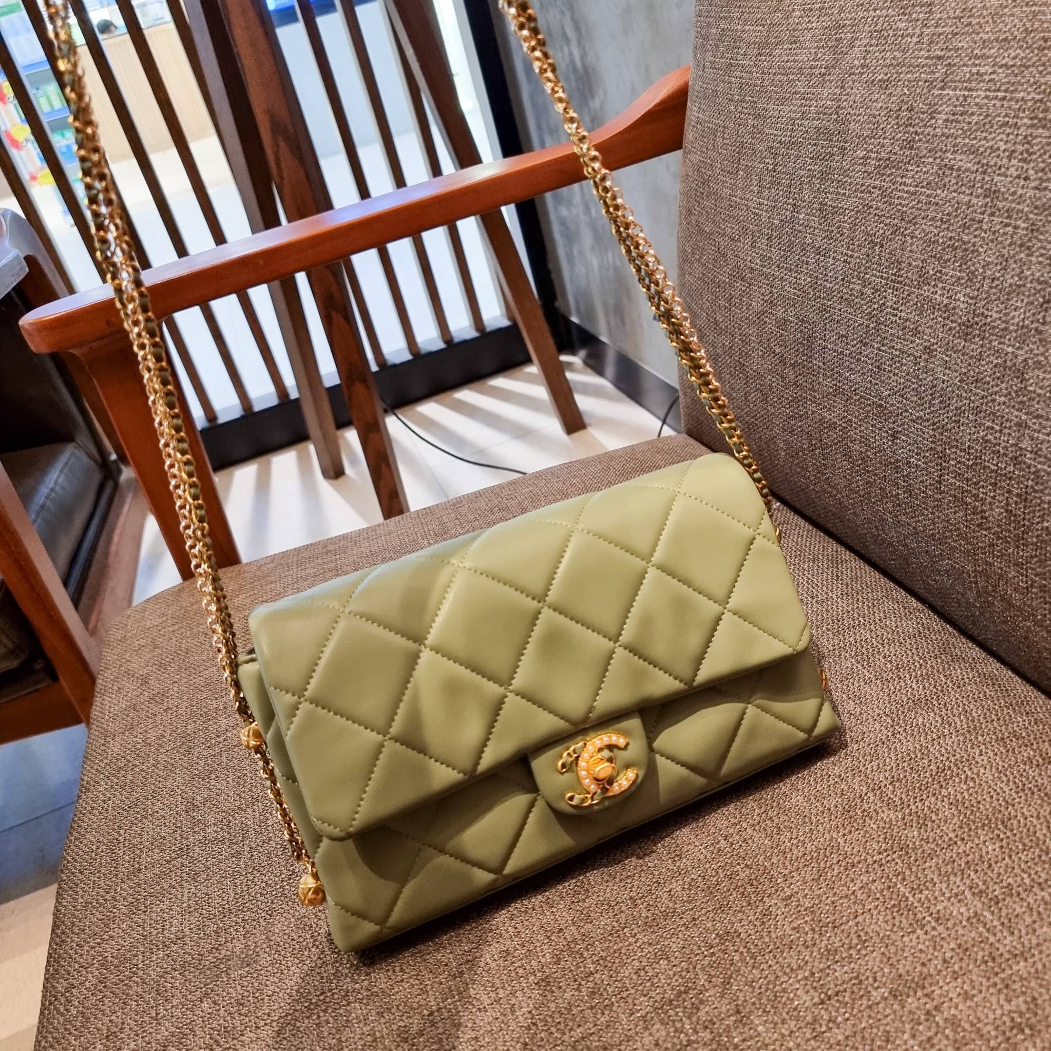 VIP 】สวยหรูพร้อมเสิร์ฟ!! กับไอเท็มสุดเลิฟจาก Chanel กระเป๋าสะพายที่สุดของความคุ้มค่า วัสดุหนังแกะนิ่มเต็มใบ เปิด-ปิดกระเป๋าด้วยตัวบิดล็อค ภายในกระเป๋าบุผ้าสวยหรู มีช่องโล่งกว้างจุของได้สบาย ใส่โทรศัพท์ กระเป๋าสตางค์ได้ มีช่องซิป 1 ช่อง ช่องย่อย 1 ช่อง ดีเ