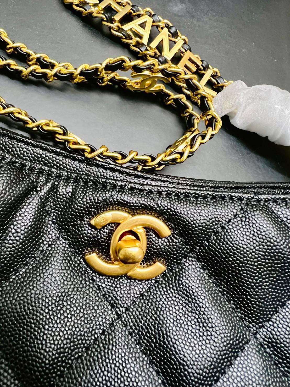 CHANEL กระเป๋าหิ้วหรือสะพายไหล่ หนังแท้ลสบคาเวียร์สวยงามมากๆ 🌟โดดเด่นด้วยสายของกระเป๋ามีโลโก้แบรนด์ประดับ หรูมากๆค่ะ เปิด-ปิดกระเป๋าแบบหมุนล็อค ภายในใส่กระเป๋าเงินใบกลาง;มือถือได้ทุกรุ่น;ของจำเป็นจุกจิกอื่นๆได้หลายอย่าง มีช่องเล็กให้ใส่ของจุกจิกนะ