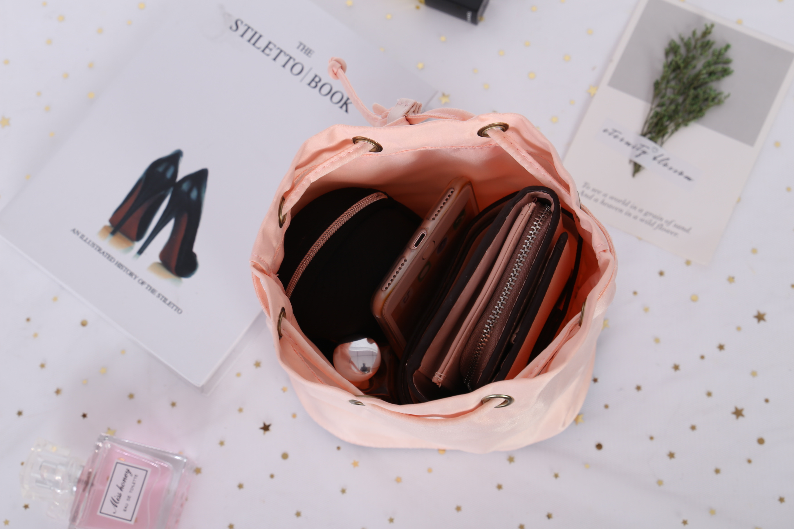 Prada Candy Satin Drawstring Bag กระเป๋าผ้าซาติน จากแบรนด์ Prada รุ่นนี้แถมมาจากน้ำหอมเค้าเตอร์แท้ 💯 ปากกระเป๋าเป็นเชือกหูรูด มีโลโก้ปราด้าติดด้านหน้า สวยงาม น่าใช้ การันตีความสวย ใช้คล้องแขน ใส่ของจุกจิกเก๋ๆค่าา