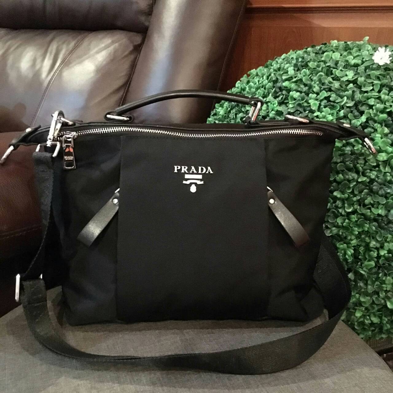 Import Limited edition from counter brand กระเป๋าอเนกประสงค์ ทรง Mini TOTE จากแบรนด์ PRADA มาค่า เป็น กระเป๋าMatte Canvas ใบนี้มีสายยาวให้คะ เลิศมาก สะพายเป็น shoulder bag หรือ ถือได้คะ ด้านหน้ามี logo brand ใช้แล้วสวยมากๆ อะไหล่สีเงิน จุของคุ้ม เกินราคาร