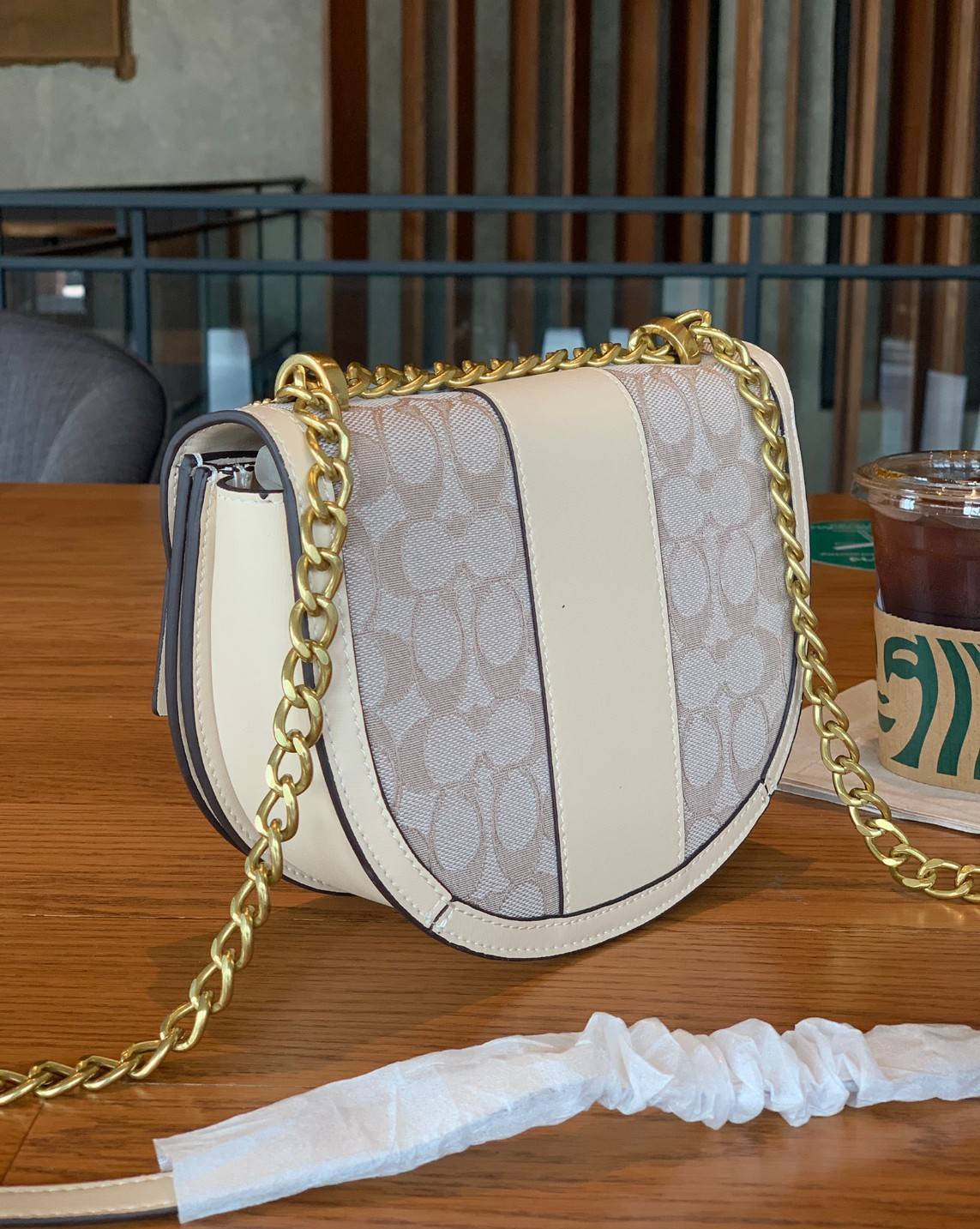 COACH ALIE SADDLE BAG IN SIGNATURE JACQUARD (C4694//C3464) New item!! กระเป๋าสะพายทรง saddle ดีไซน์วินเทจย้อนยุค แฝงความหรูในตัวด้วยอะไหล่สีทองเหลือง โดดเด่นไม่ซ้ำใครแน่นอน วัสดุผ้า jacquard สลับหนังแท้ ภายในเป็นช่องโล่ง มาพร้อมสายสะพายครอสบอดี้ ที่สามารถ