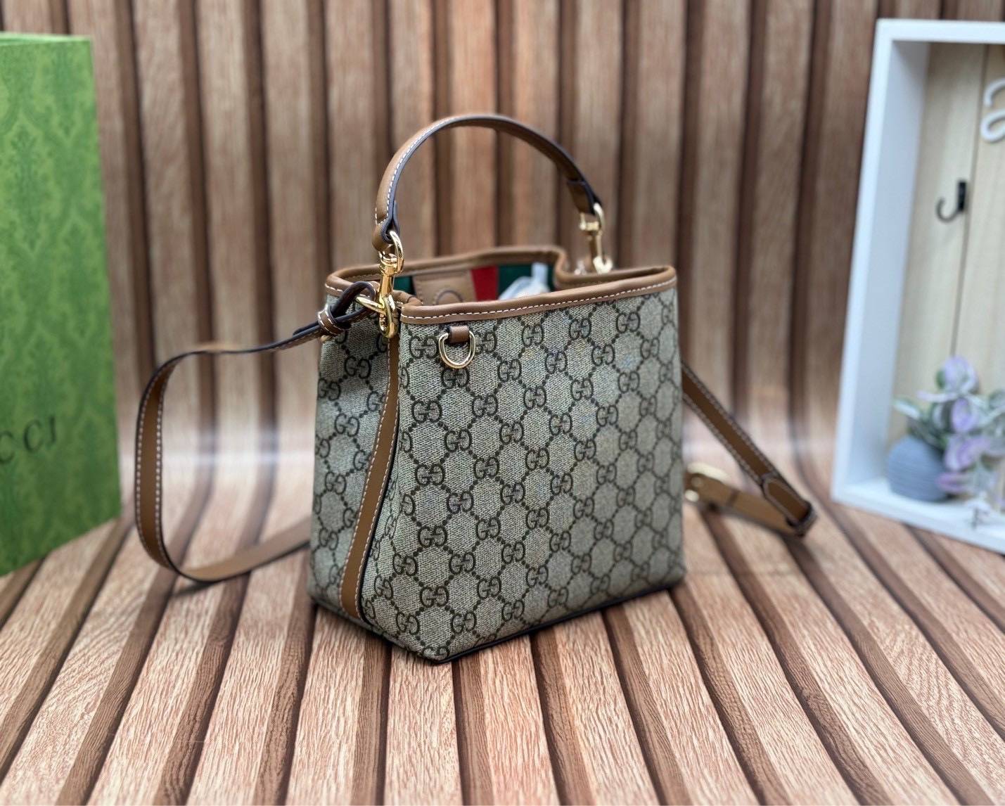 ORI หนังแท้ | GUCCI GG Emblem medium bucket bag กระเป๋าถือ/สะพายทรงบัคเก็ต ขนาดกลางใบใหญ่ จุของได้เยอะ ดีไซน์คลาสสิคคงความเอกลักษณ์