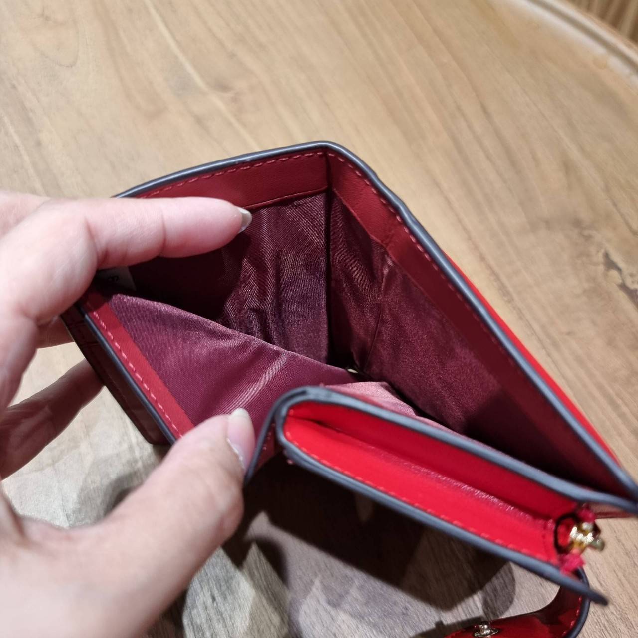 COACH C3454 MEDIUM CORNER ZIP WALLET ความหรูที่ซื้อได้!! กระเป๋าสตางค์ดีไซน์ใหม่ล่าสุด ออกแบบมาหรูดูดี ดีเทลลูกเล่นบุหนัง nappa นิ่มขึ้นเงาสวยมากๆ เปิด-ปิดใช้งานง่าย มีช่องซิปแยก มีช่องใส่บัตร ใส่ธนบัตรได้ทุกชนิด สะดวกใช้จริงๆใบนี้ สาวๆได้ไปใช้แล้วไม่อยาก