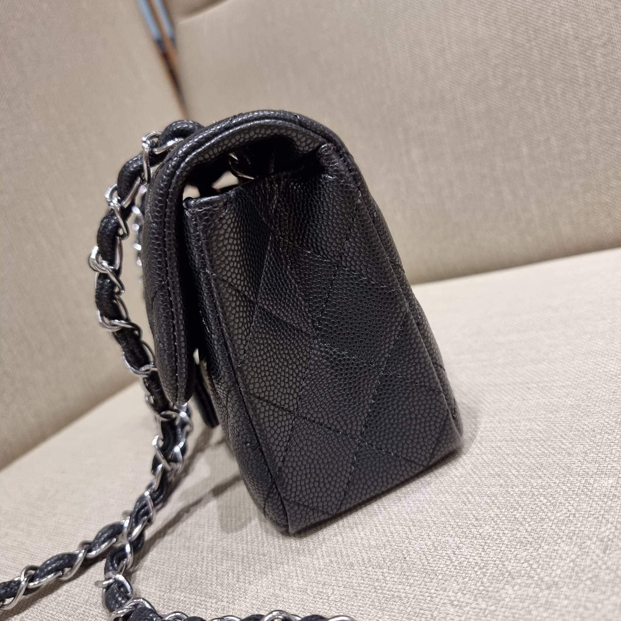 VIP 】3สี คัมแบคทูสต็อค!! จัดมาแน่นๆ พร้อมสีรับความเฮง!! พรีเมี่ยมจากแบรนด์ Chanel vip สุดพิเศษจากเคาน์เตอร์ กระเป๋าสะพาย หนังสังเคราะห์ลายคาร์เวีย หรูหราทั้งอะไหล่เงินและอะไหล่ทอง สะพายแล้วขับผิวมากๆใบนี้ เปิด-ปิดกระเป๋าด้วยตัวบิดล็อค ภายในกระเป๋าบุหนังสี