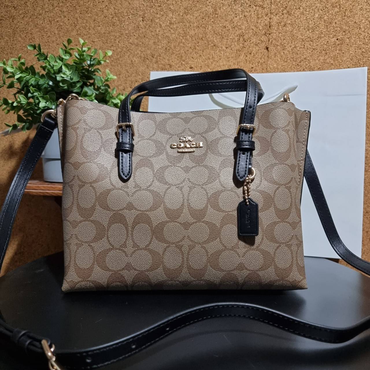 COACH C4250 MOLLIE TOTE 25 IN SIGNATURE CANVAS น้องมาแล้วจ้าาา ใหม่ล่าสุด กระเป๋าโท้ทไซส์เล็กที่สาวๆตามหา ดีไซน์คลาสสิคเหมือนเดิม เพิ่มเติมคือสะดวกขึ้นเยอะ!! ย่อส่วนมาจากใบใหญ่เป๊ะๆ น่ารักน่าใช้มากๆ วัสดุหนังแคนวาสเคลือบลาย ภายในโล่งกว้าง มีช่องซิปกลางใส่