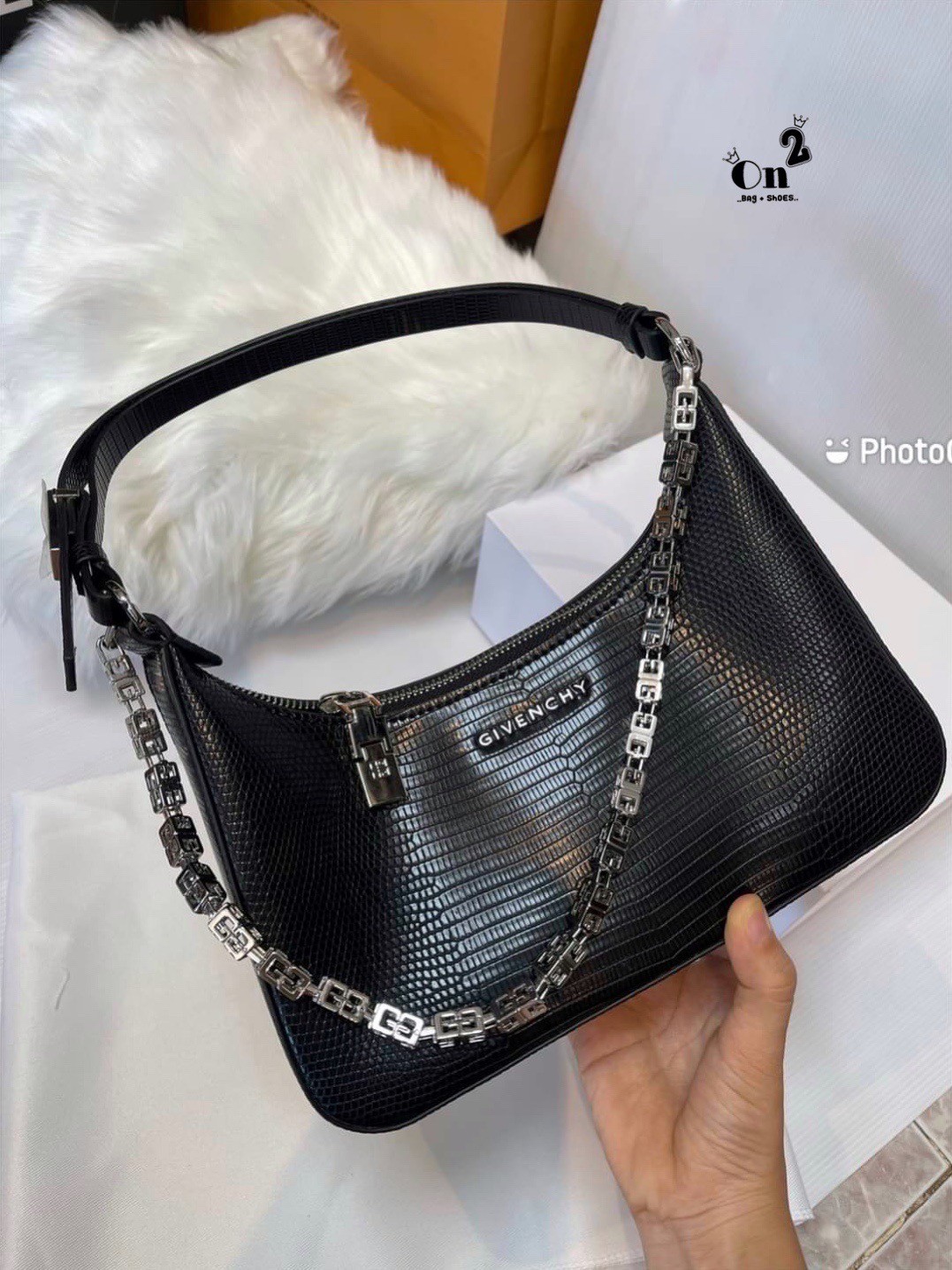 Givenchy Black Moon Cut Out Shoulder Bag พร้อมส่งที่ไทย กระเป๋าสะพายไหล่งานซิปใบเล็ก หน้าติดโลโก้แบรนด์มาพร้อมสายโซ่ งานสวยตามรูป อะไหล่เงิน สายสะพายปรับระดับได้ เกรดมิลเลอร์สวยหรู สาวๆ รีบจับจอง อย่าคิดนาน ราคานี้กับคุณภาพถือว่าคับแก้วมั๊กมากกกก ไม่ซื้อท