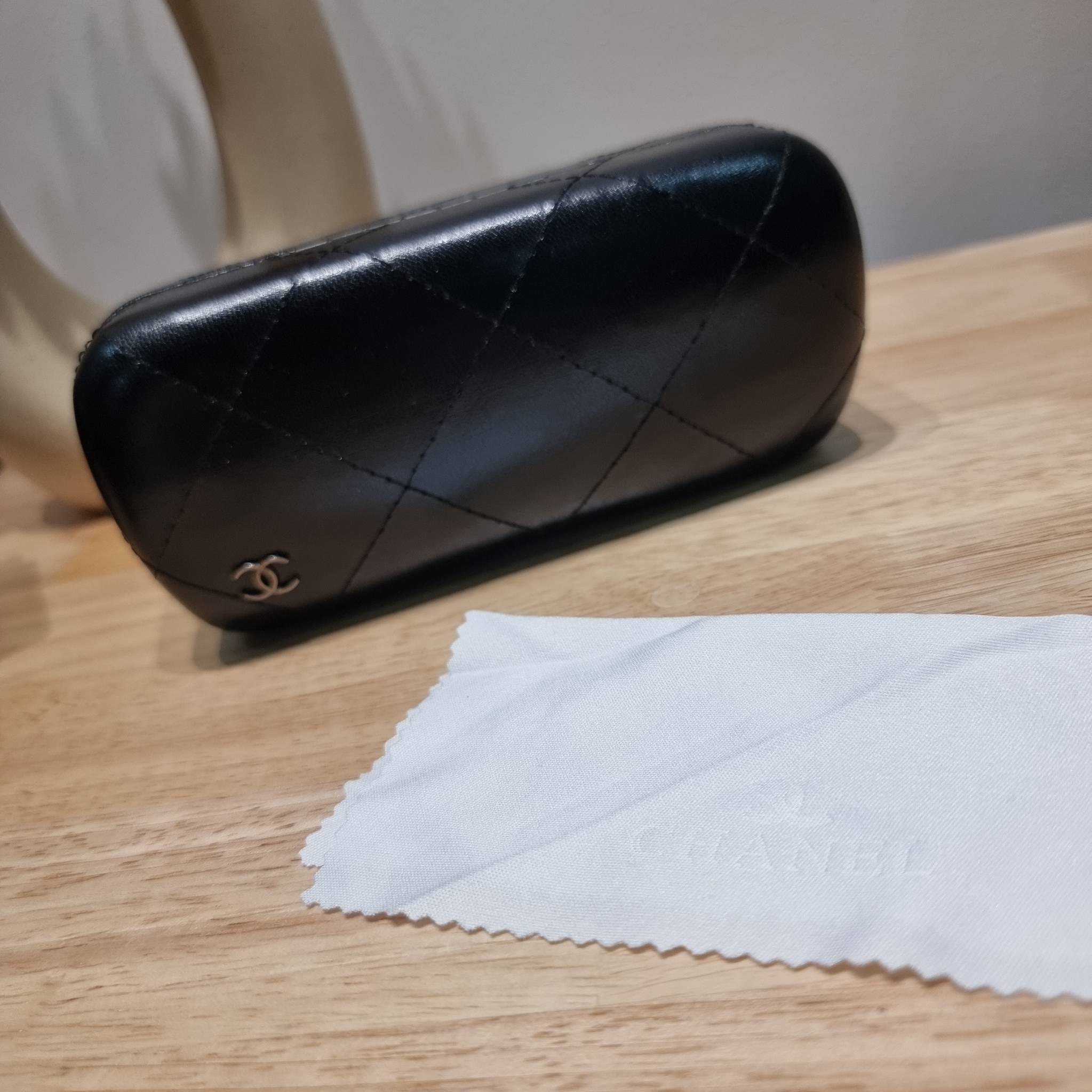 Chanel Sunglasses UV protection gift Box set สุดคุ้ม มาพร้อมอุปกรณ์ครบเซ็ท ดีไซน์ชิคมากแม่!! รับรองไม่ซ้ำใคร ใส่เสริมโหงวเฮ้ง ดูผู้ดี มีพกติดตัวไว้ไม่ตกเทรนด์ ใช้ได้ทุกโอกาส