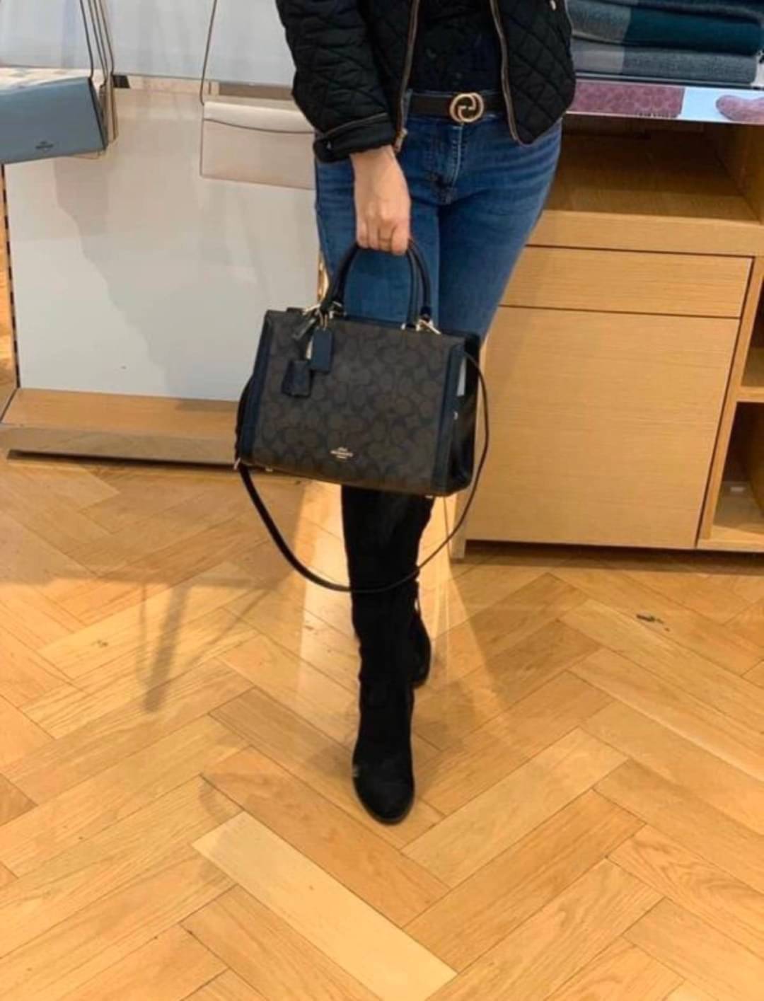 COACH ZOE CARRYALL IN SIGNATURE CANVAS เดอะเบสท์แห่งปี ต้องยกให้พี่คนสวยใบนี้เลย!! รุ่นที่สาวๆตามหา หายากอีกหนึ่ง กระเป๋าถือ/สะพายทรงสวย คลาสสิค ใบใหญ่จุคุ้ม มีดีเทลน่ารักๆที่แม่กุญแจ สามารถล็อคหัวซิปได้ กุญแจซ่อนในพวงหนังห้อยก็น่ารักไปอีก ภายในโล่งกว้าง 