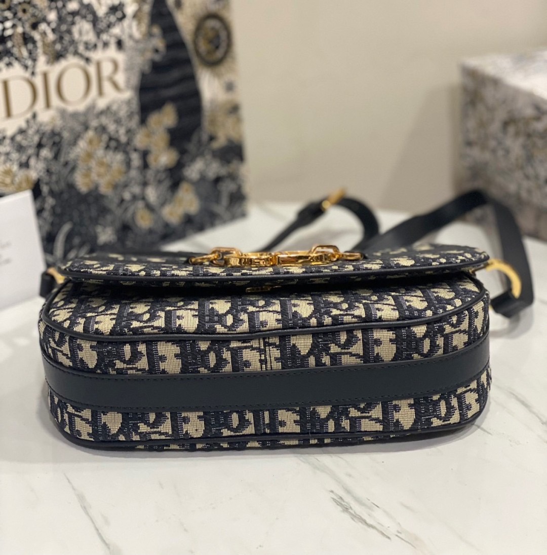พร้อมส่ง 2 สี Small CD Besace Bag Oblique Jacquard & black calfskin กระเป๋าสะพายดิออร์รุ่นใหม่ เกรดออริ สลับแท้ 1:1 ใช้ต่างประเทศได้ New for the season and appearing in the Spring-Summer 2024