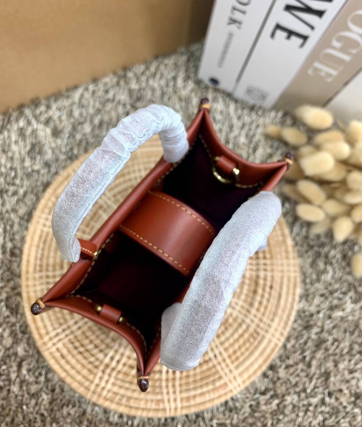 COACH MINI CASHIN TOTE ((C4828)) 💥พร้อมส่งที่ไทยรุ่นใหม่ล่าสุดค่ะ! กระเป๋าขนาดมินิ หนังแท้ หนังนิ่มสวย น่าใช้มากๆค่ะ ปากกระเป๋าแบบแม่เหล็ก ภายในสามารถใส่กระเป๋าเงินใบกลางได้;มือถือแบบตั้งได้ทุกรุ่น;ของจำเป็นจุกจิกสาวๆได้หลายอย่างนะคะ;พร้อมช่องเสีย