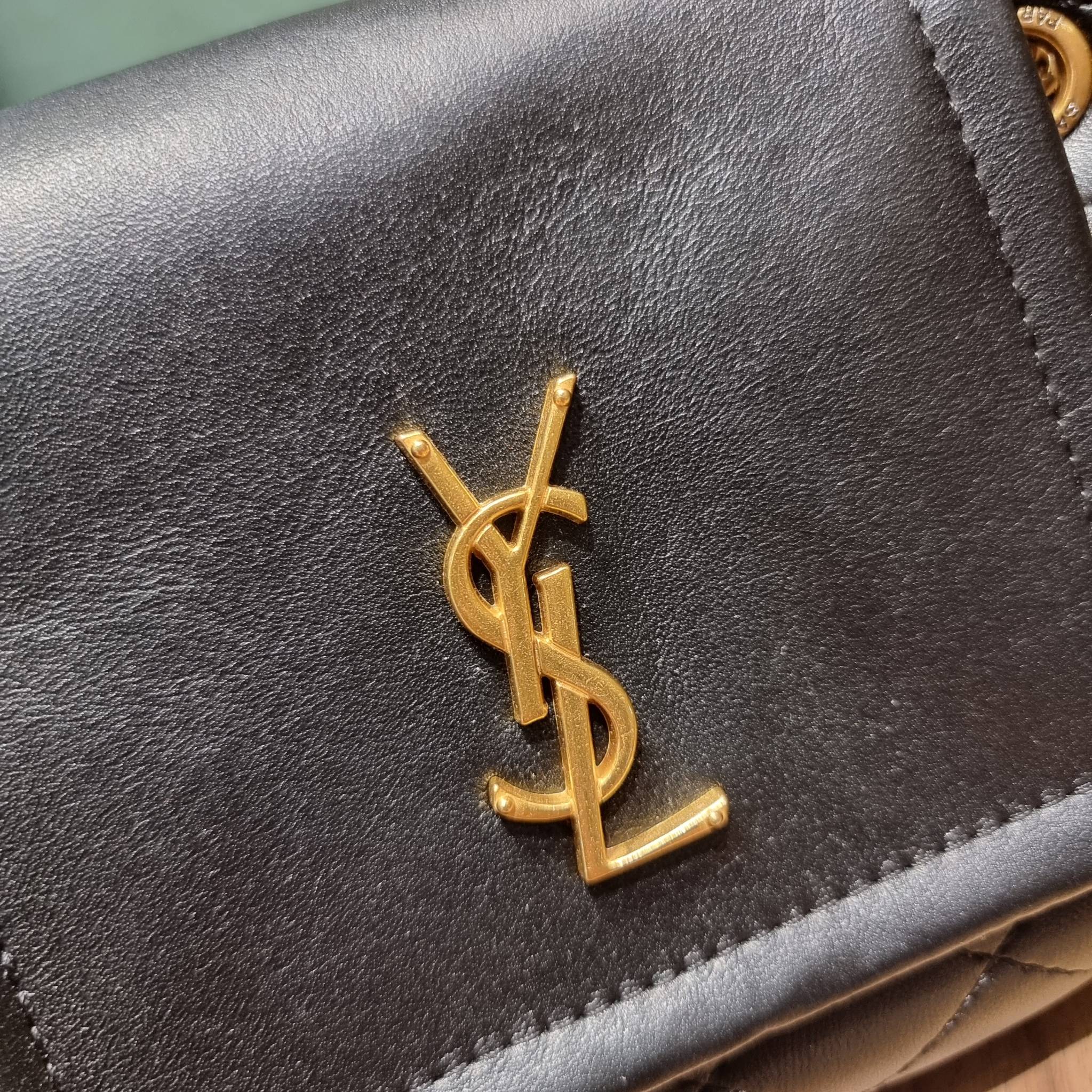 Yves Saint laurent mini nolita in lambskin / YSL mini nolita น้องสาวคนสวยที่ต้องตาเมื่อแรกเห็น กระเป๋าสะพายดีไซน์หรู ไซส์มินิ แบรนด์นี้ไม่เคยทำให้ผิดหวังจริงๆ ด้วยดีเทลความเรียบง่ายแต่มีความหรูอยู่ในตัว วัสดุหนังแกะ สัมผัสดีงามมากๆ เปิด-ปิดด้วยกระดุมแม่เห