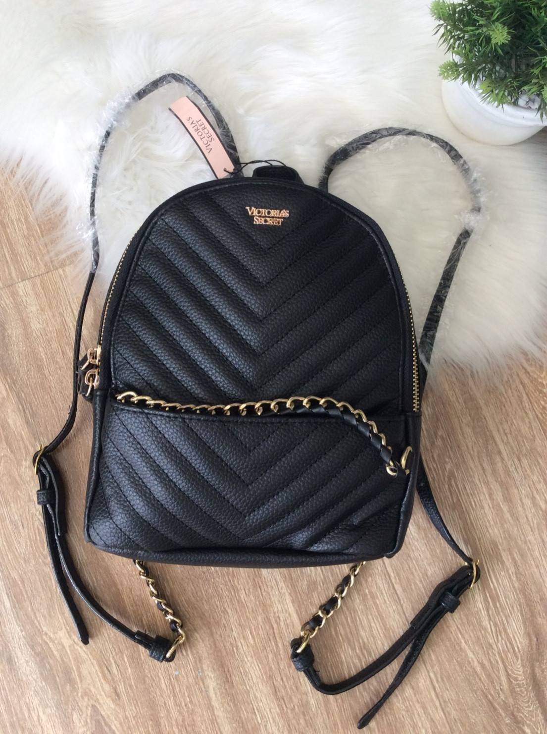 NEW ARRIVAL! VITORIA’S SECRET MINI BACKPACK กระเป๋าเป้ขนาดมินิรุ่นใหม่ล่าสุดวัสดุหนังแกะสังเคราะห์ เดินเส้นลายริ้วสวยดูมีดีเทลเปิดปิดด้วยซิปรอบสะดวกใช้ ด้านหน้ามี1ช่องซิปประดับโลโก้แบรนด์อะไหล่ทองดูหรู ภายในมีกว้างมีโลโก้และช่องซิป น้ำหนักเบา หูจับถนัดมือ