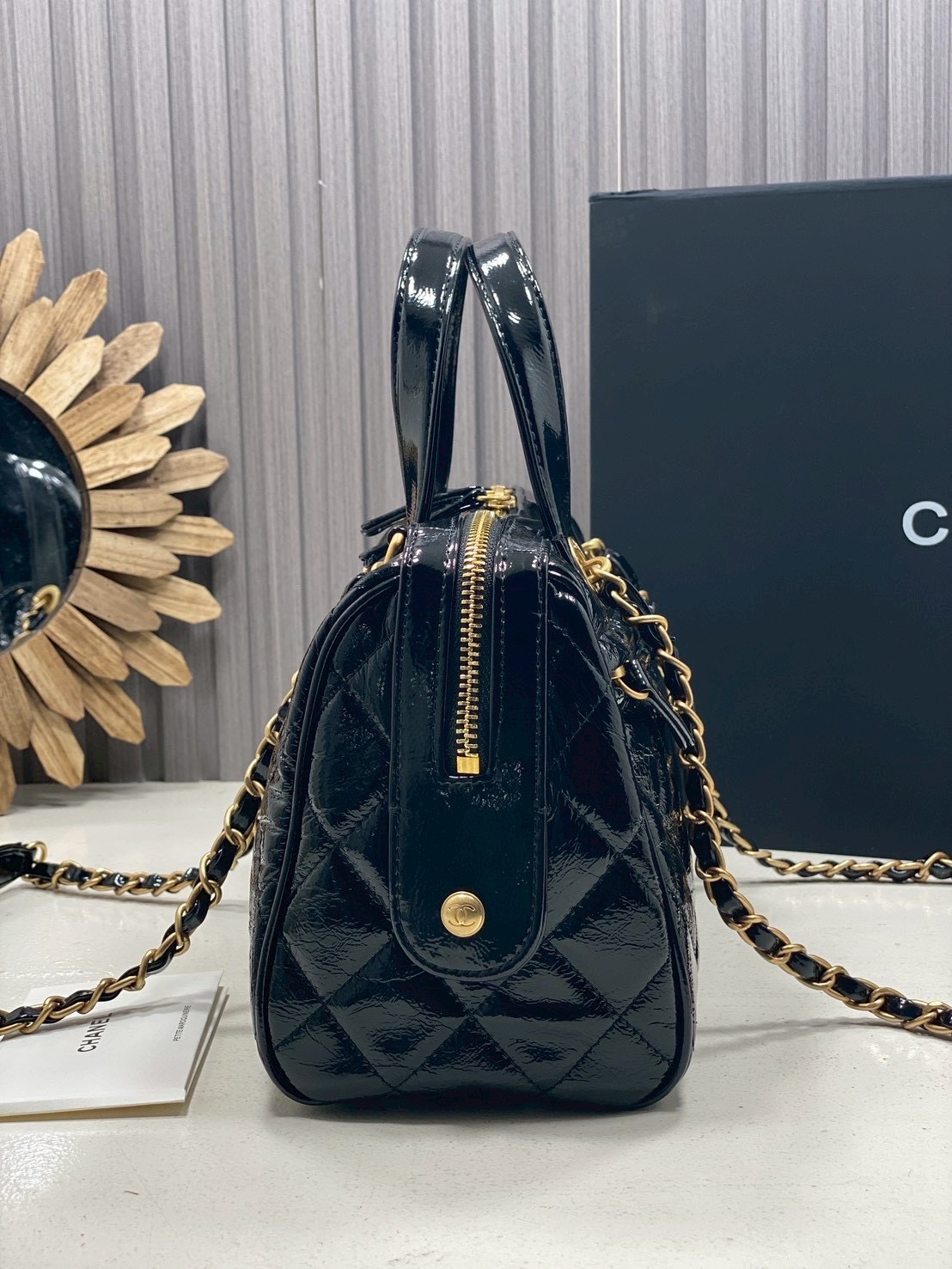 ORI หนังแท้ | Chanel Large Bowling Bag Crumpled Leather / Chanel Keepall Bag กระเป๋าถือ กระเป๋าสะพายรุ่นใหม่ล่าสุด ดีไซน์หนังยับเงา ในคอลเลกชัน Métiers d’art ปี 2024/25