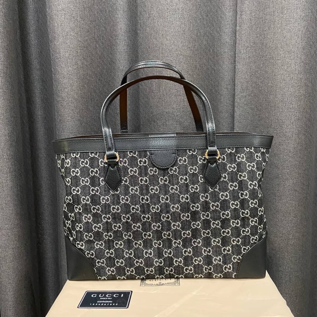 GUCCI Ophidia medium tote with Web / GUCCI Shopping Bag เกรดออริจินอล กระเป๋าสะพายทางโท้ทใบใหญ่ ดีไซส์ร่วมสมัยลวดลาย GG โมโนแกรมที่นำเสนอพร้อมความรู้สึกร่วมสมัยผ่านการใช้ผ้าเดนิมสีดำและสีขาวงาช้าง ภาพถ่ายจากงานขายจริง ใช้งานต่างประเทศได้