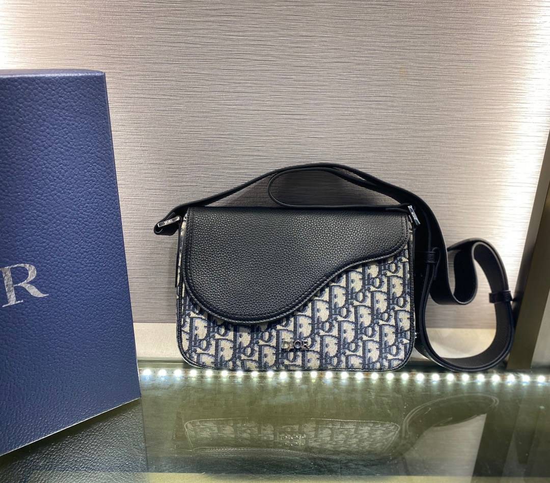 หนังแท้ DIOR MINI SADDLE MESSENGER BAG Beige and Black Dior Oblique Jacquard and Black Grained Calfskin พร้อมส่งที่ไทย งานหนังแท้และผ้าแจ็คการ์ดออริจินอล ภาพสินค้าถ่ายจากงานขายจริง ใช้งานต่างประเทศได้