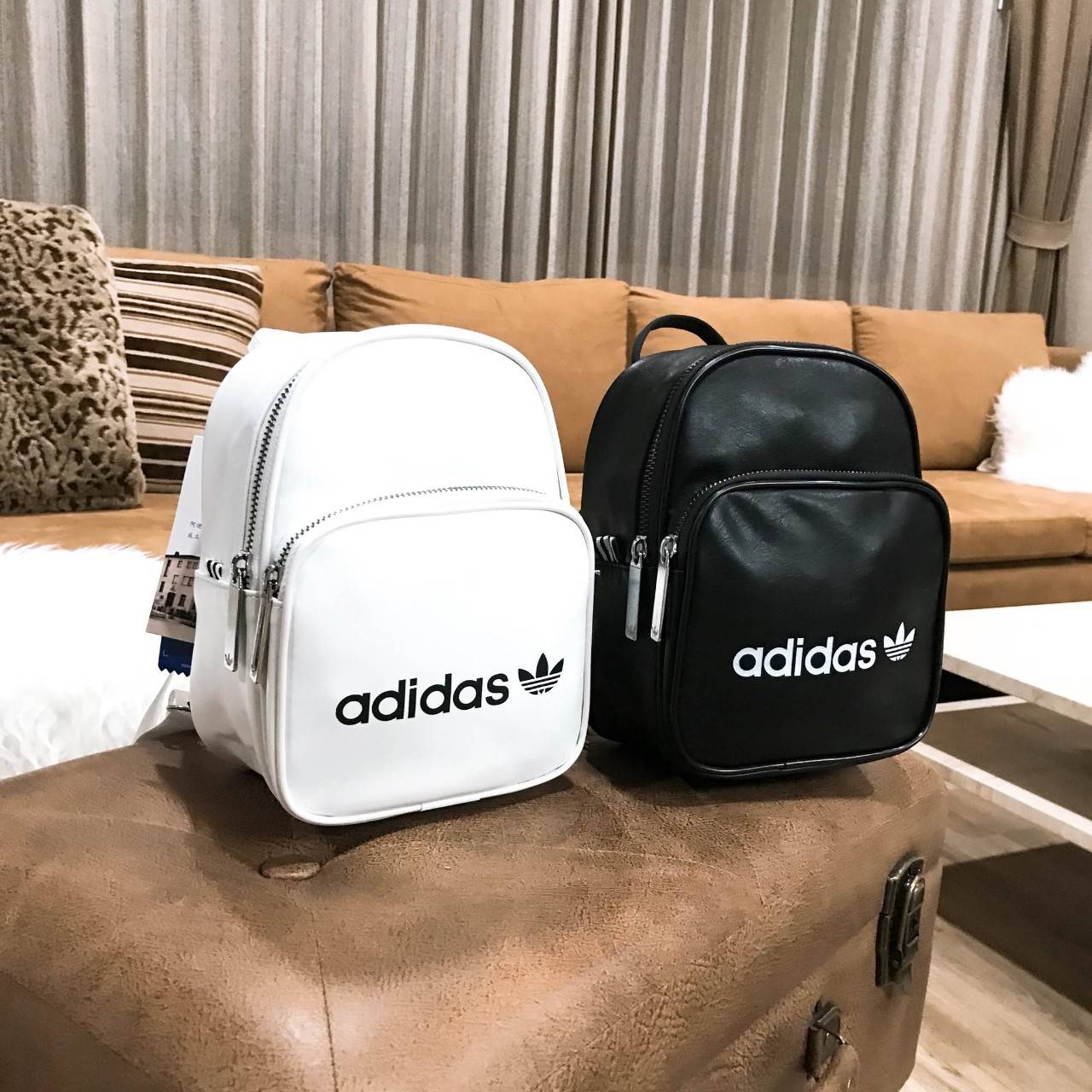 ADIDAS 2WAY MINI BACKPACK กระเป๋าเป้หรือสะพายหนังเรียบสไตล์ Sport ขนาดมินิ น้ำหนักเบา ด้านหน้ามีโล้โก้และช่องซิป เปิดปิดด้วยซิปสะดวกใช้ หัวซิปแบรนด์ ภายในมีช่องใส่ของ หูจับถนัดมือ สายสะพายปรับได้ freesize สามารถสะพายเป็นเป้ หรือกระเป๋าสะพาย Crossbody ได้2