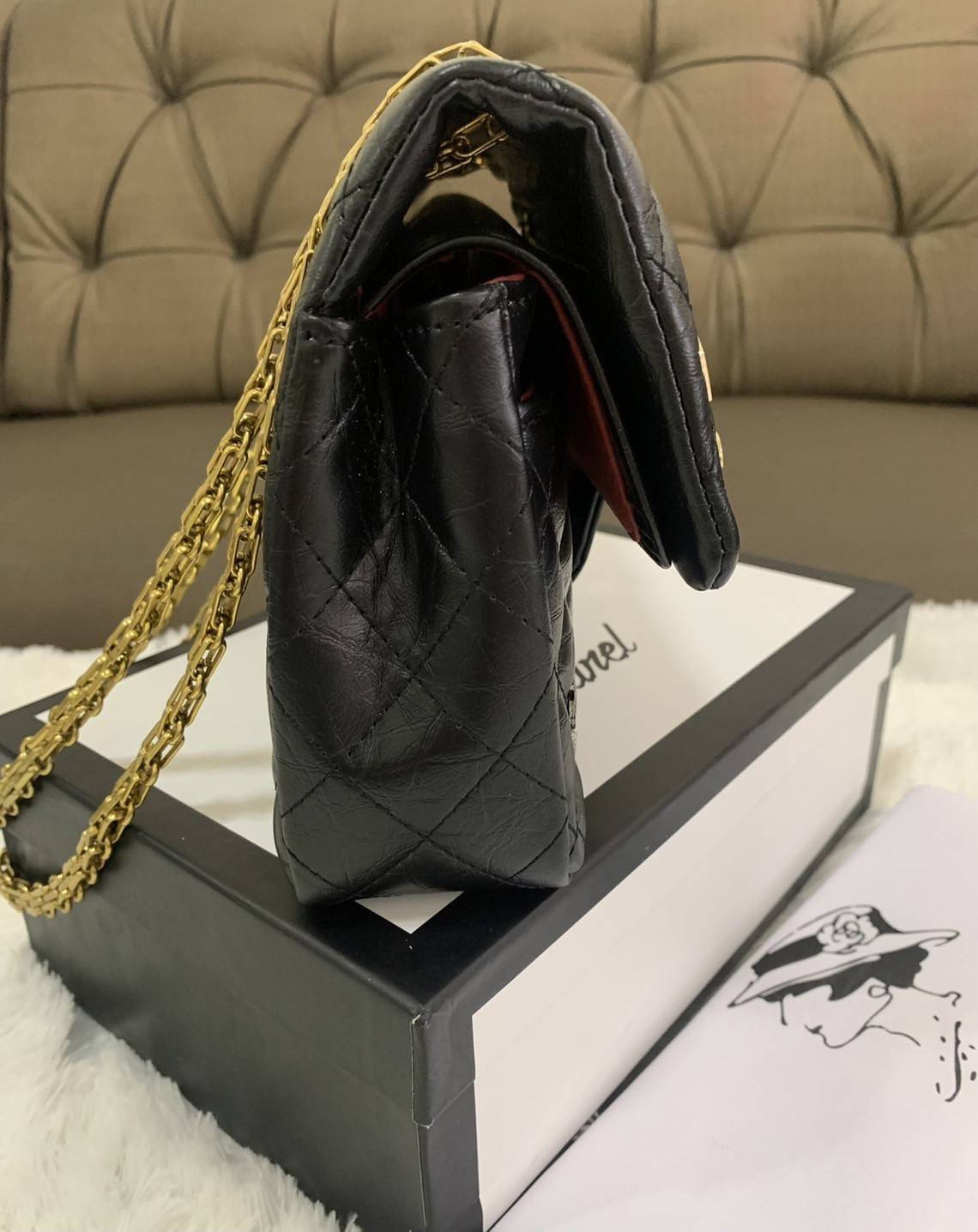 CHANEL ! Chanel Black Quilted Leather Limited Edition Lucky Charm Reissue Classic Bag กระเป๋าทรงคลาสสิคมาใหม่จาก Chanel วัสดุหนังแกะนิ่มกึ่งสังเคราะห์ ดีไซต์เป็นเอกลักษณ์ที่น่าจดจำ ด้านหน้าตกแต่งด้วยรูปสัตว์สิ่งของนำโชค อะไหล่ทอง มาพร้อมสายสะพายโซ่ทักทอเป