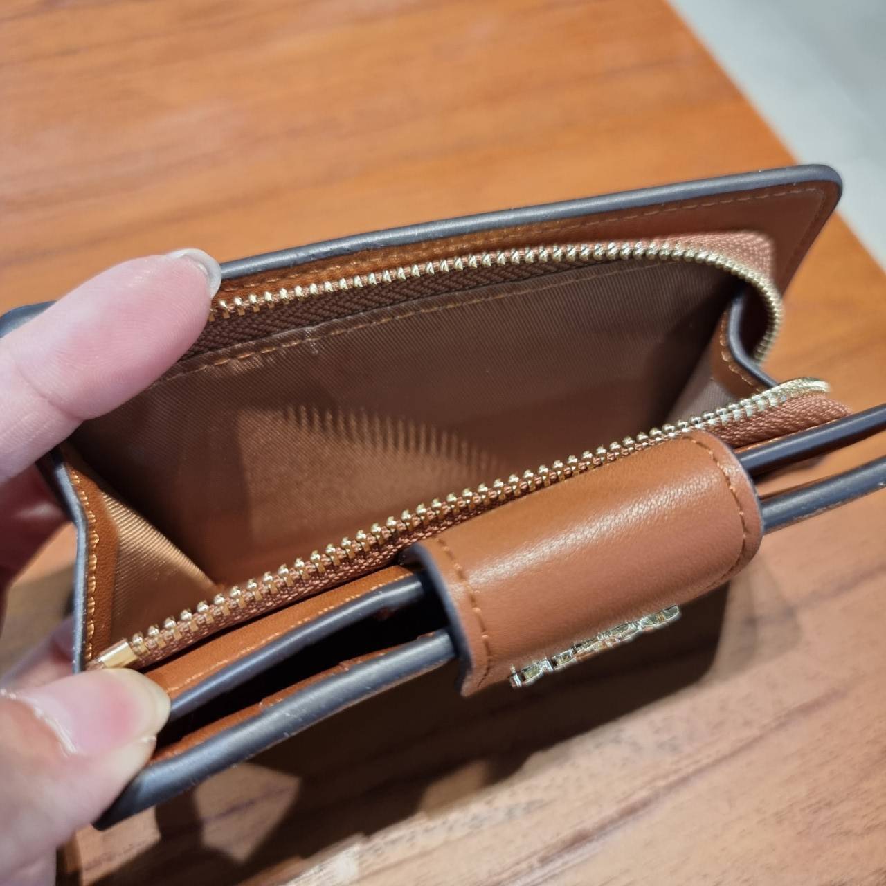 COACH C0082 MEDIUM CORNER ZIP WALLET IN SIGNATURE CANVAS ดีไซน์ใหม่ล่าสุด!! กระเป๋าสตางค์ใบกลาง 👛 ขนาดกำลังเหมาะมือ วัสดุหนังแคนวาสเคลือบลาย ดูแลรักษาง่าย มีช่องใส่บัตรและธนบัตรครบ และช่องซิปแยกไว้ใส่เหรียญ ครบเซ็ทแบบนี้เหมาะส่งต่อเป็นของขวัญที่สุ