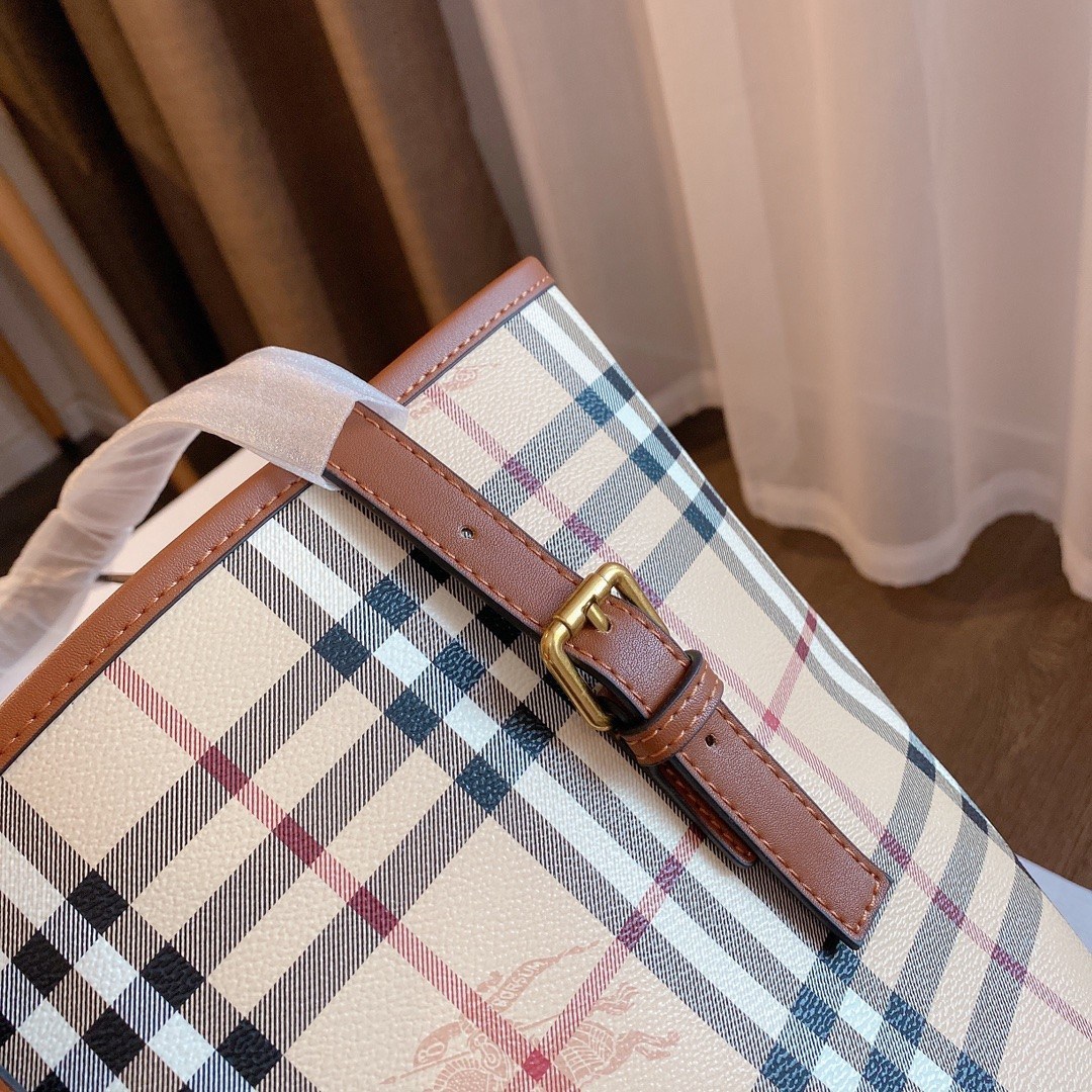 พรีเมี่ยมกิ๊ฟแท้ BURBERRY VINTAGE BAG VIP GIFT WITH PURCHASE (GWP) กระเป๋าสะพายไหล่ พรีเมี่ยมกิ๊ฟ Limited Edition จากBURBERRY วัสดุหนังPVC สวยหนังนิ่ม ตัดด้วยสายหนังสีน้ำตาลเข้ม