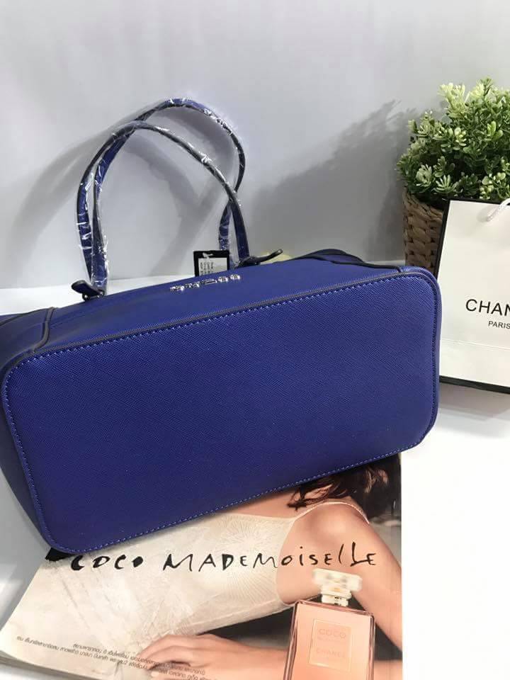 New !!! GUESS LARGE TOTE BAG พร้อมส่ง กระเป๋าถือทรง Tote ลายหนังซาฟเฟียโน่ น้ำหนักเบา ด้านหน้าติดโลโก้แบรนด์ตัวใหญ่อะไหล่เงินค่ะ พร้อมห้อยอะไหล่แบรนด์เพิ่มความหรู เปิดปิดกระเป๋าแบบซิป ซับในเป้นผ้าลายแบรนด์สวยค่ะ ภายในกว้าง ใส่ของได้จุทีเดียวนะค่ะ มีช่องซิ