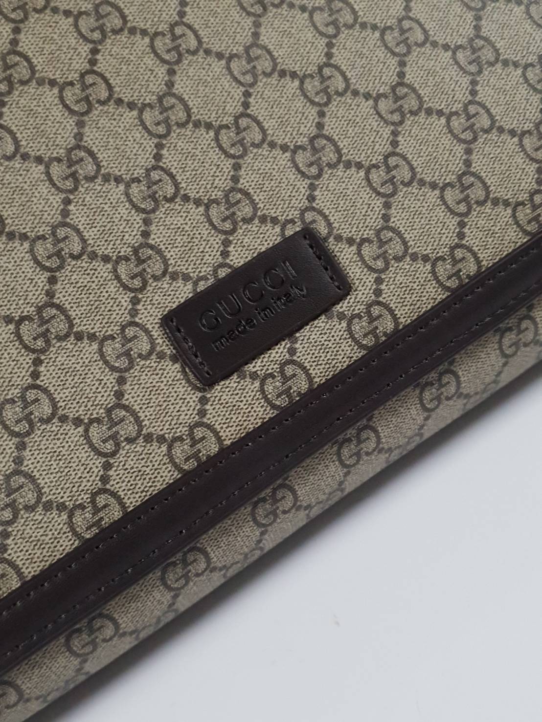 GUCCI VINTAGE MASSENGER BAG ใบใหญ่ ลายแบรนด์ตัดขอบ ทรงสุดฮิต ดีไซน์สวยตัวกระเป๋าอยู่ทรง