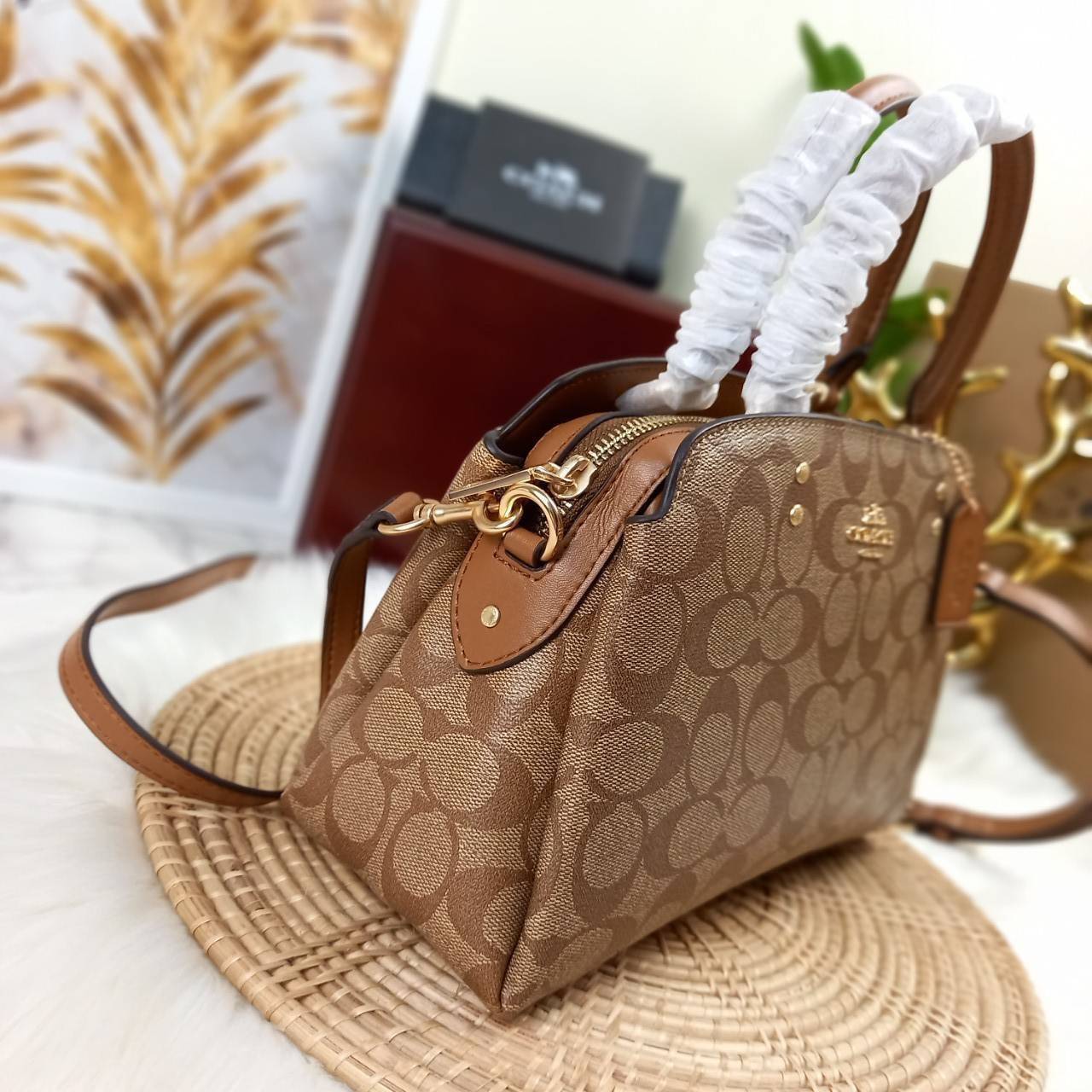 หัวใจจะวาย!! ละมุนมาก ลุคคุณหนูสุดๆ COACH MINI LILLIE CARRYALL (COACH F91494)🌺 ใช้ดีจนต้องบอกต่อ อีกแล้วจ้า ใครๆก็ถามหา😍>>>ทรงถัง รุ่นใหม่ 10 นิ้ว ขนาดกำลังดี เหมาะมือมาก มี 3 ช่องด้านใน ช่องกลาง เปิด-ปิด ด้วยซิป ส่วน 2 ช่องด้านข้