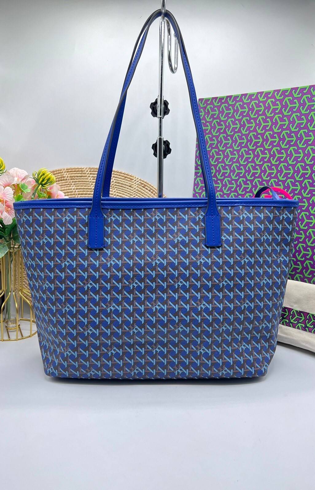 Tory Burch Ever Ready Zip Tote Small Coated Canvas / Tory Burch Geo Logo Tote กระเป๋าโท้ท พิมพ์ลายด้วยลวดลายสานตะกร้าอันเป็นเอกลักษณ์ของแบรนด์ ซึ่งได้แรงบันดาลใจจากความหลงใหลในงานจักสานของผู้ก่อตั้ง