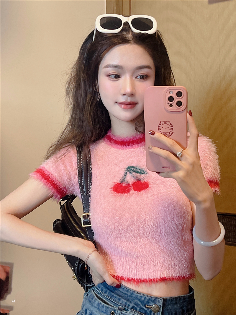 พร้อมส่ง 📝🎅🏻 Cherry tops เสื้อยืดแต่งขนฟรุ้งฟริ้งสีชมพูปักลายเชอรี่ (IN36909)