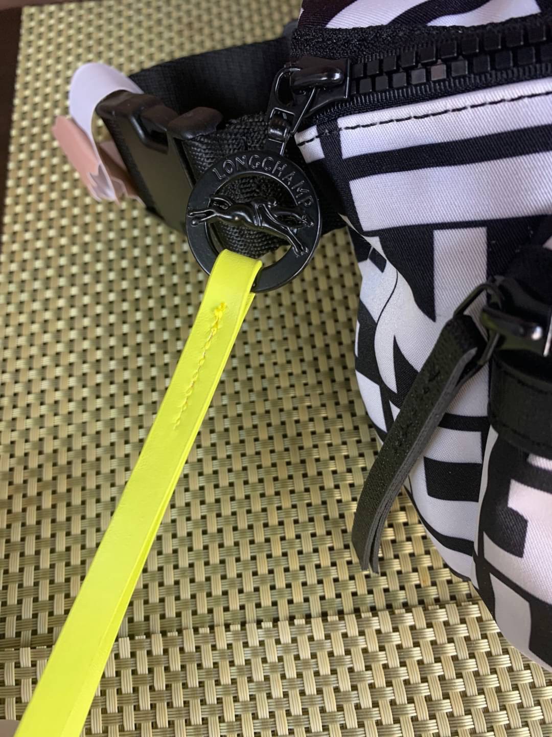 LONGCHAMP LE PLIAGE LGP BELT BAG M เท่ห์อย่างมีสไตล์กระเป๋าทรงคาดอกและคาดเอวดีไซน์แนวสปอร์ต เพิ่มความโดดเด่นทันสมัยด้วยลายซิกเนเจอร์ มีช่องซิปที่ใช้งานง่ายช่วยให้คุณหยิบใช้สิ่งของจำเป็นได้อย่างสะดวกและง่ายดาย และผสานสายรัดแบบปรับได้เข้ากับหัวเข็มขัดตัวล็อ