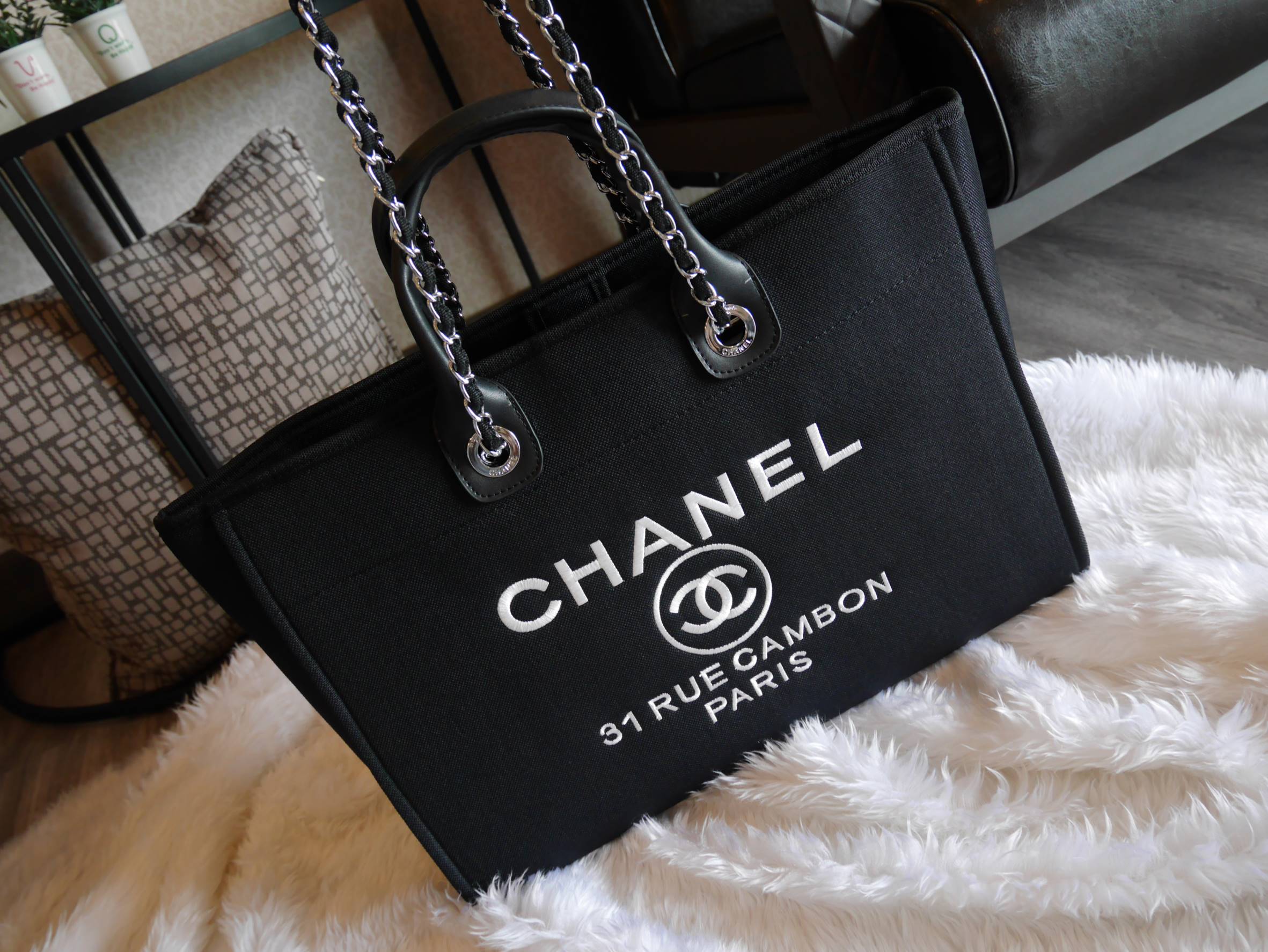 How Cute! 🎄🎄 รุ่นใหม่ล่าสุด!! ที่สาวๆรอคอย Chanel tote canvas bag จากงานพรีเมี่ยม VIP GIFT รุ่นดังเลยค้า Size ใหญ่อลัง บอกเลยว่า **งานดีที่สุด ตัวกระเป๋า กระเป๋าผ้าเป็นผ้า canvas เนื้อดีสมราคา สัมผัส นุ่มลื่นมือมากกกก อะไหล่เงินปั้มแบรนด์แ
