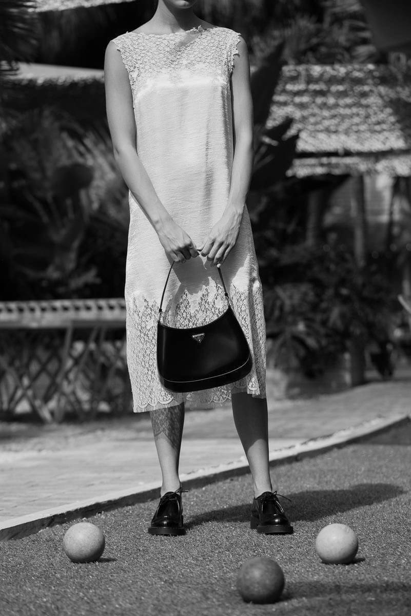 Prada Cleo brushed leather shoulder bag กระเป๋าทรงสวยยอดฮิต กับแบรนด์ PRADA งานพรีเมียมกิ้ฟท์จากแบรนด์ ทรงสะพายไหล่สวยหรูอยู่ทรง PRADA CLEO หนังเรียบดำเงาหรูสุดคลาสสิต เปิดปิดด้วยกระดุมอะไหล่เงินทั้งใบ ด้านในใส่กระเป๋าสตางค์ยาว มือถือ ของจุกจิกได้เยอะ มีป