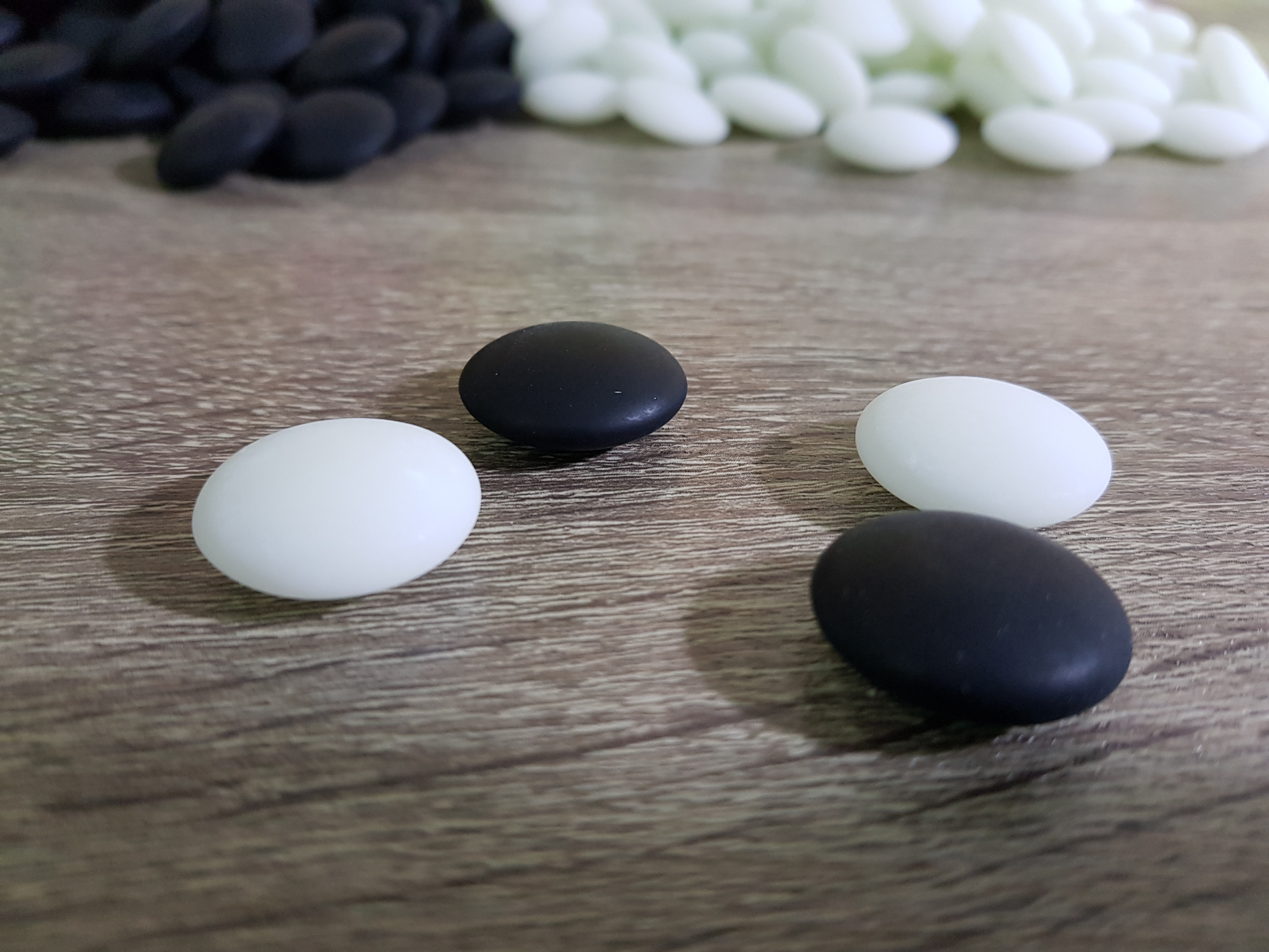 เม็ดหมากล้อมหินแบบนูนสองด้านอย่างดีพร้อมโถไม้ Toreya