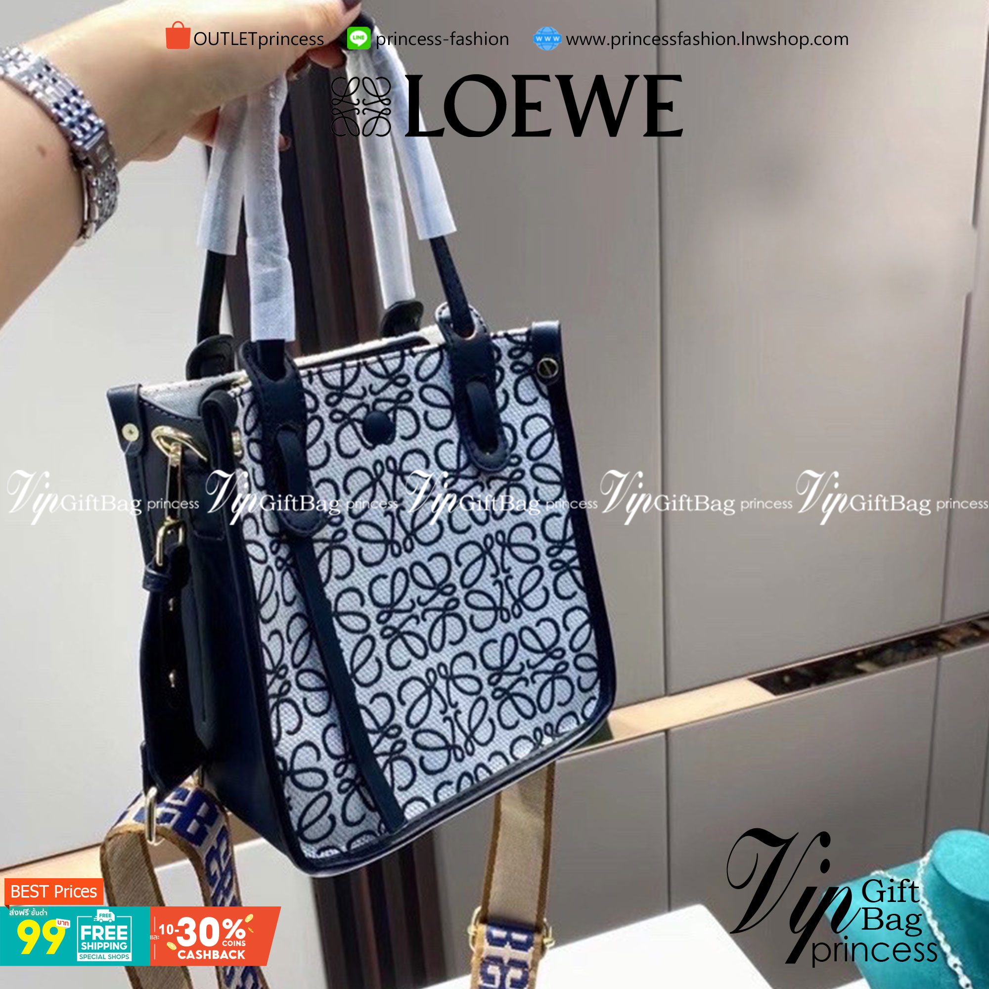 LOEWE MINI TOTE BAG พร้อมส่งที่ไทย ที่นี่ที่เดียว (งานจริงสวยน่ารักมากค่ะ) กระเป๋าที่ตอบโจทย์สายชิคมากๆค่ะ มีขนาดพอเหมาะสำหรับจัดเก็บสิ่งของสำคัญ ออกแบบมาให้เข้ากับไลฟ์สไตล์ที่ไม่หยุดนิ่งของคุณ แอกเซสซอรี่ที่เติมเต็มทุกลุคของคุณ กระเป๋าโท้ทสุดประณีตใบนี้ร