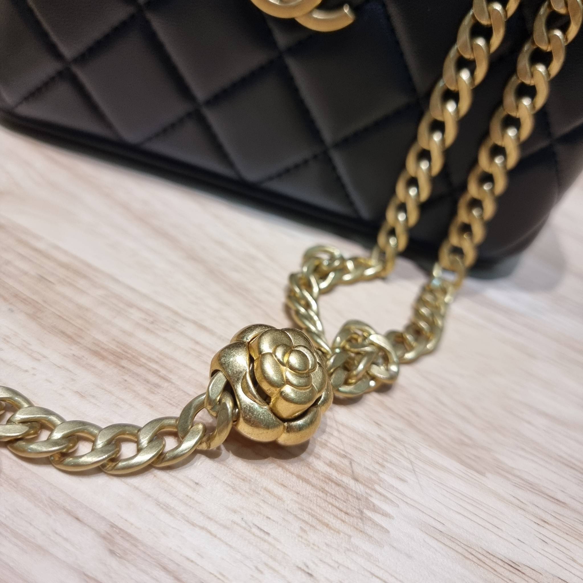 Chanel camellia vanity case bag พลาดไม่ได้เลยกับคอลสุดแซ่บ ดีไซน์ใหม่ 2023 นอกจากความคลาสสิคของรูปทรง ตัวอะไหล่ก็ยังปรับเพิ่มดีเทลความหรู